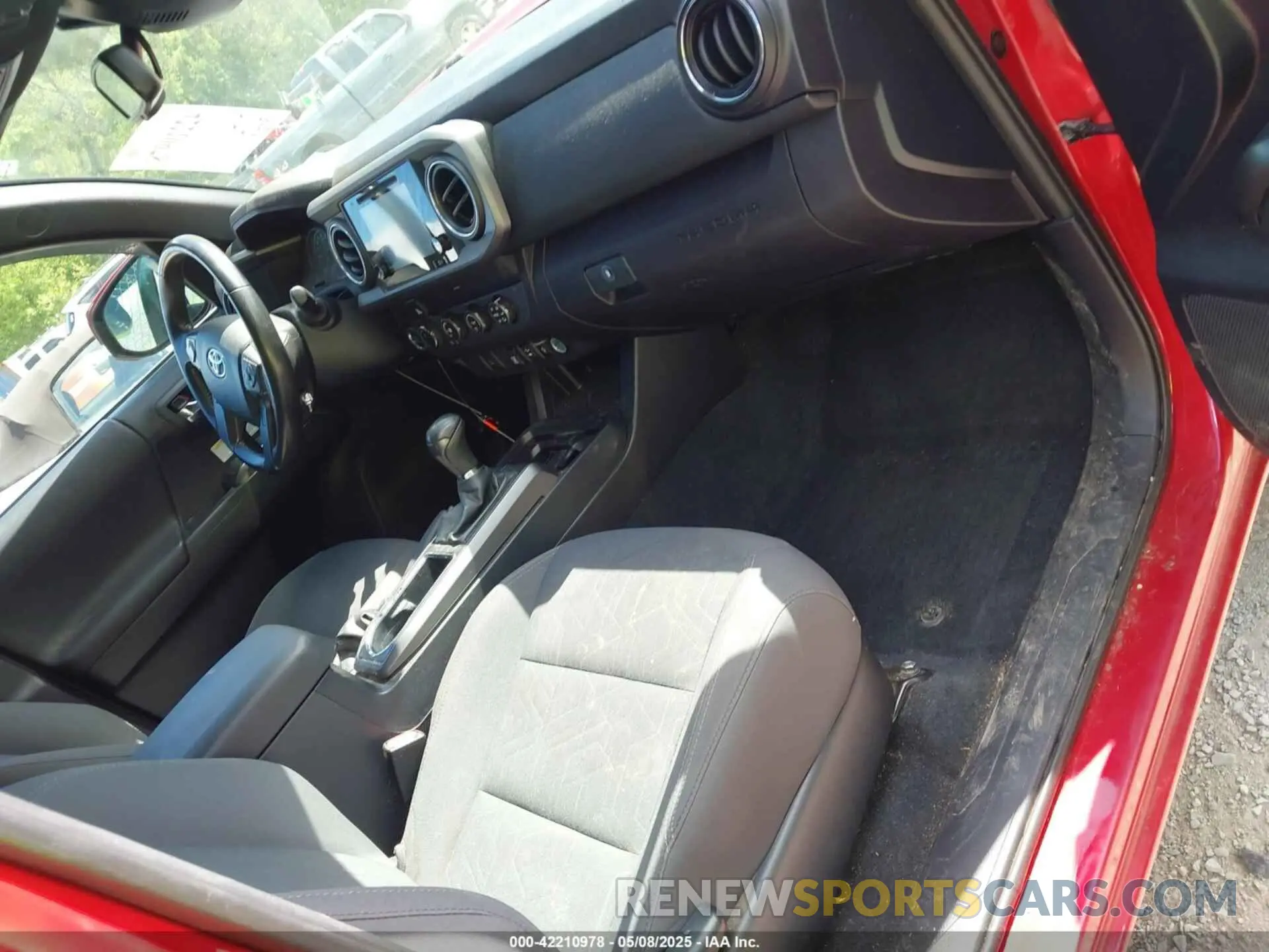 5 Photograph of a damaged car 5TFCZ5ANXKX190152 TOYOTA TACOMA 2019
