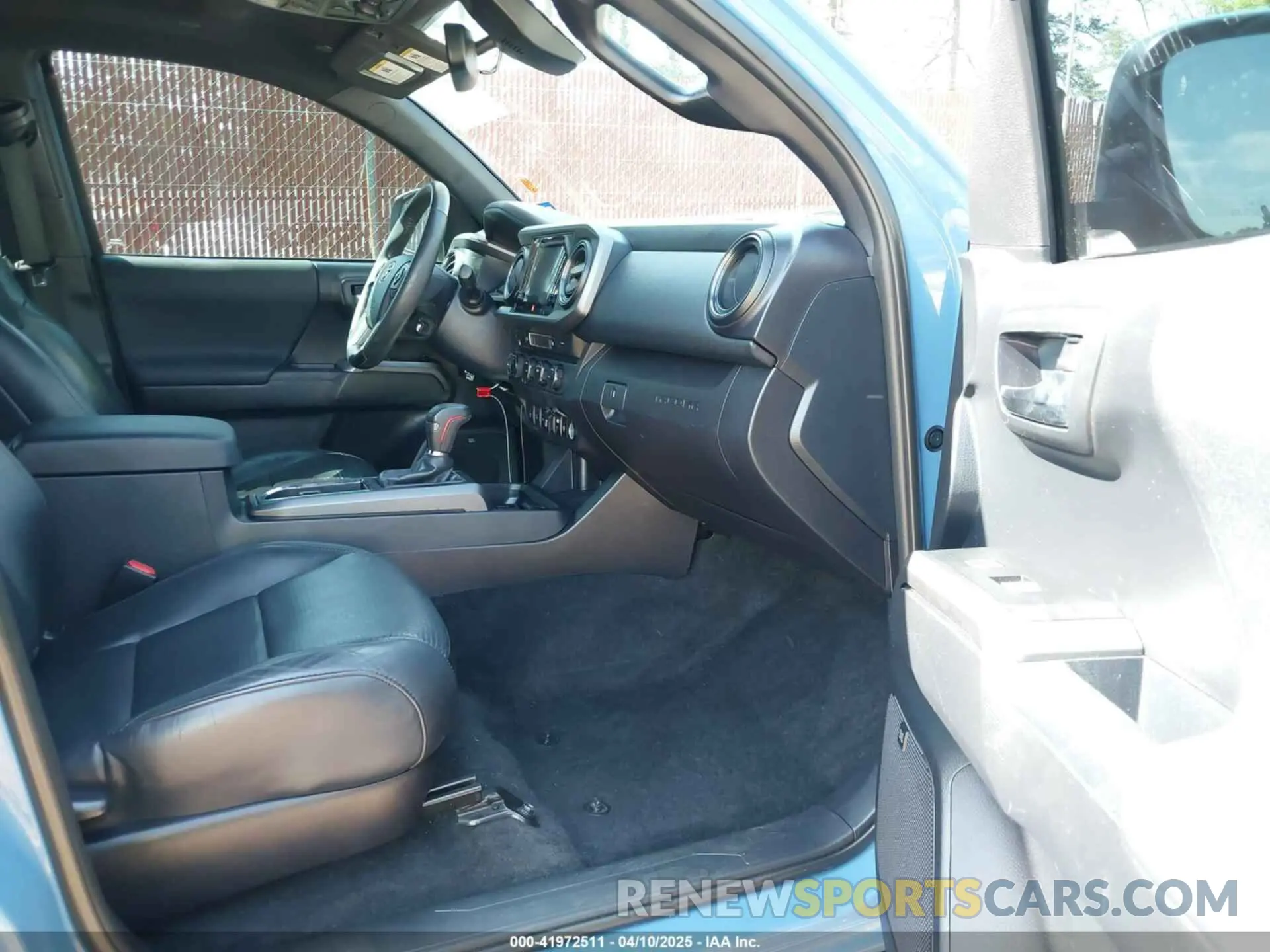 5 Photograph of a damaged car 5TFDZ5BN1KX046315 TOYOTA TACOMA 2019
