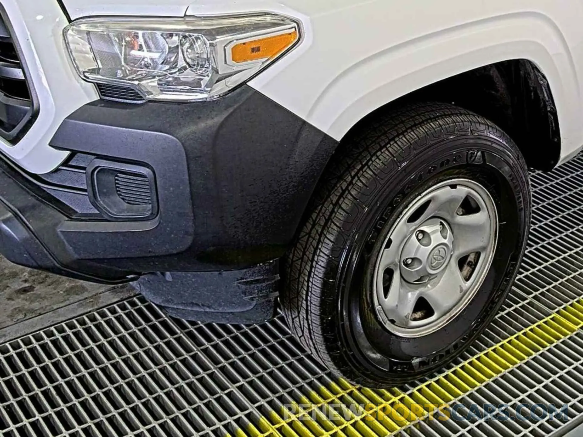 22 Photograph of a damaged car 5TFRX5GN0KX143610 TOYOTA TACOMA 2019