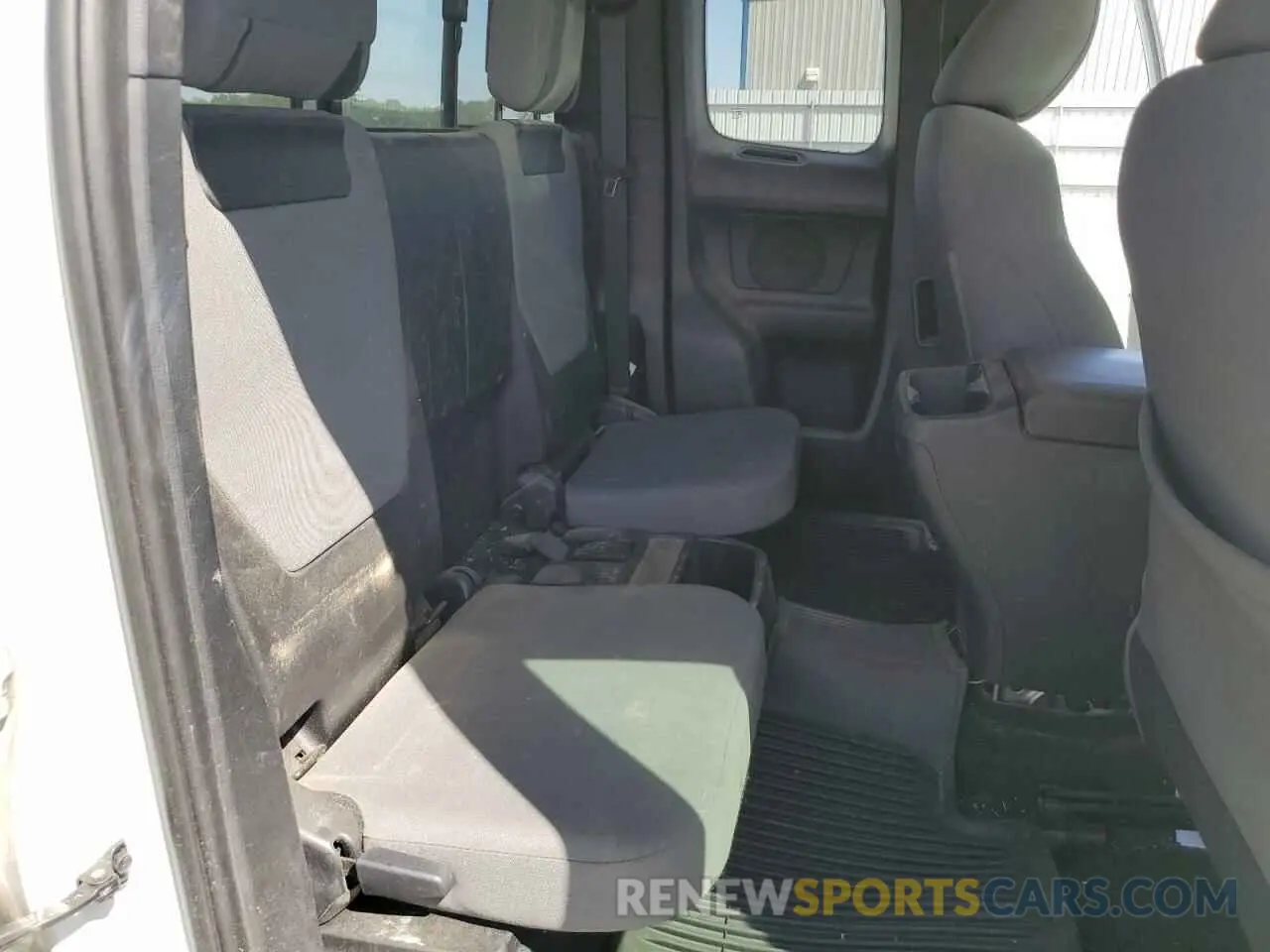 10 Photograph of a damaged car 5TFRX5GN1KX164787 TOYOTA TACOMA 2019