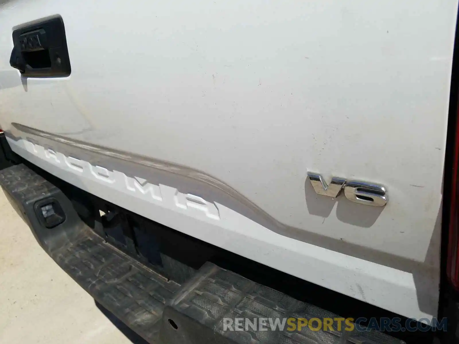 9 Photograph of a damaged car 5TFRX5GNXKX162276 TOYOTA TACOMA 2019