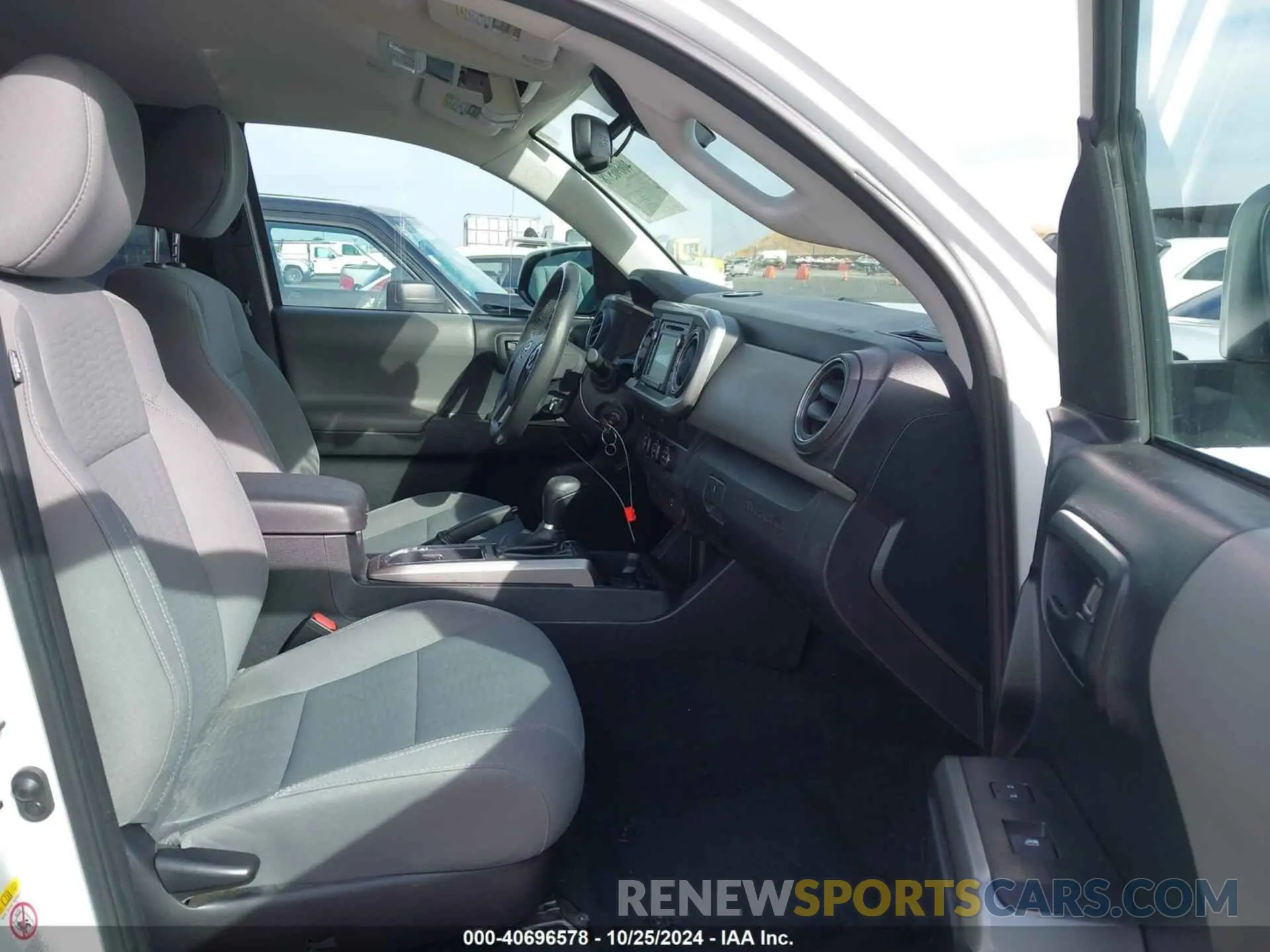 5 Photograph of a damaged car 5TFRZ5CN3KX085007 TOYOTA TACOMA 2019