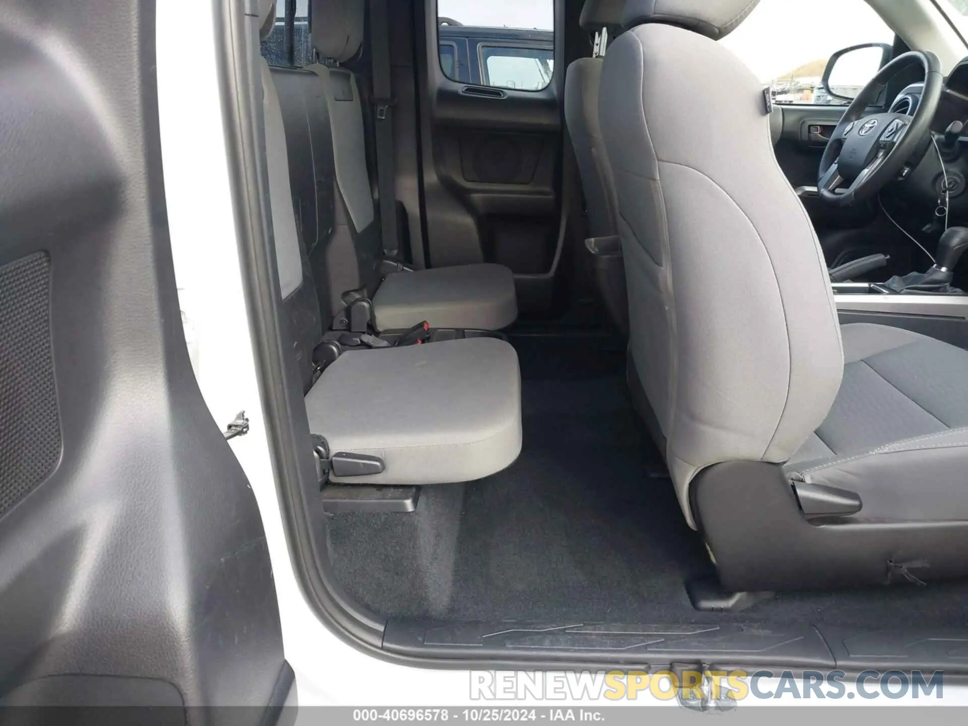 8 Photograph of a damaged car 5TFRZ5CN3KX085007 TOYOTA TACOMA 2019