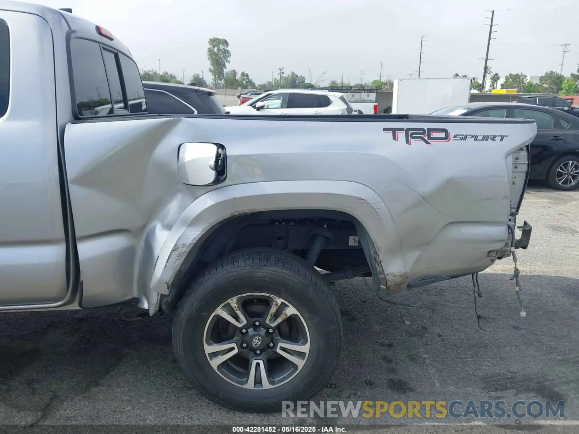 19 Photograph of a damaged car 5TFRZ5CN6KX083137 TOYOTA TACOMA 2019