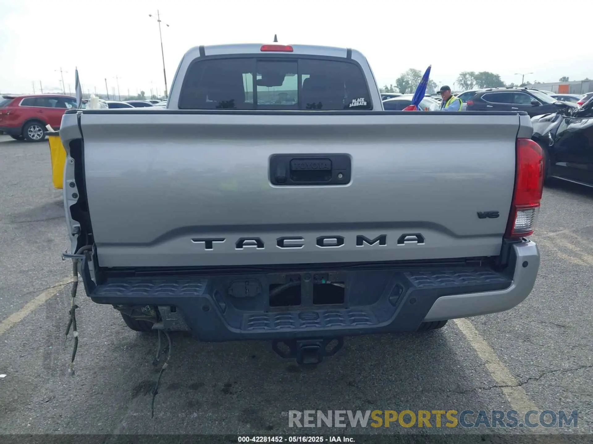 6 Photograph of a damaged car 5TFRZ5CN6KX083137 TOYOTA TACOMA 2019