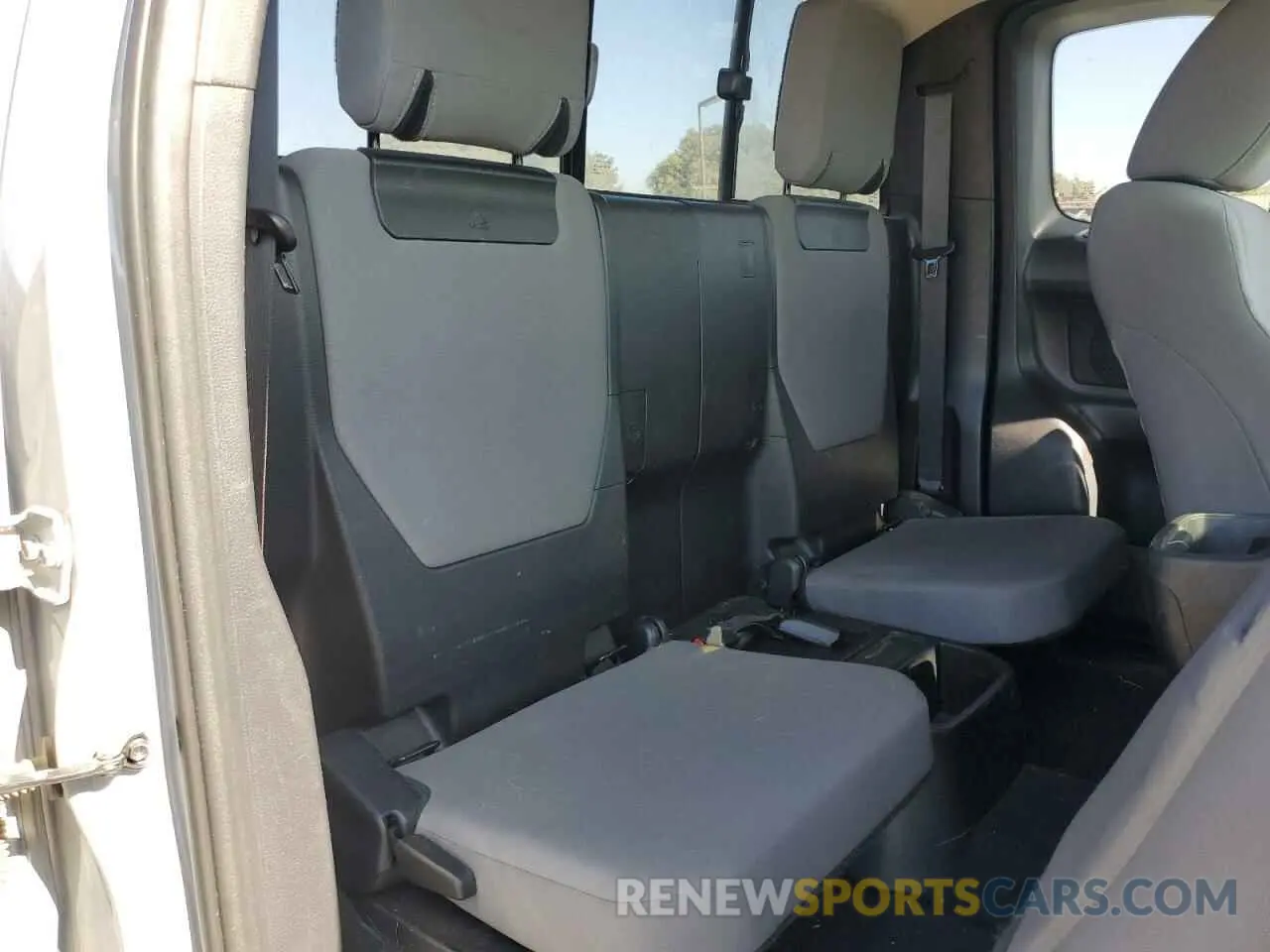 10 Photograph of a damaged car 5TFRZ5CNXKX081312 TOYOTA TACOMA 2019