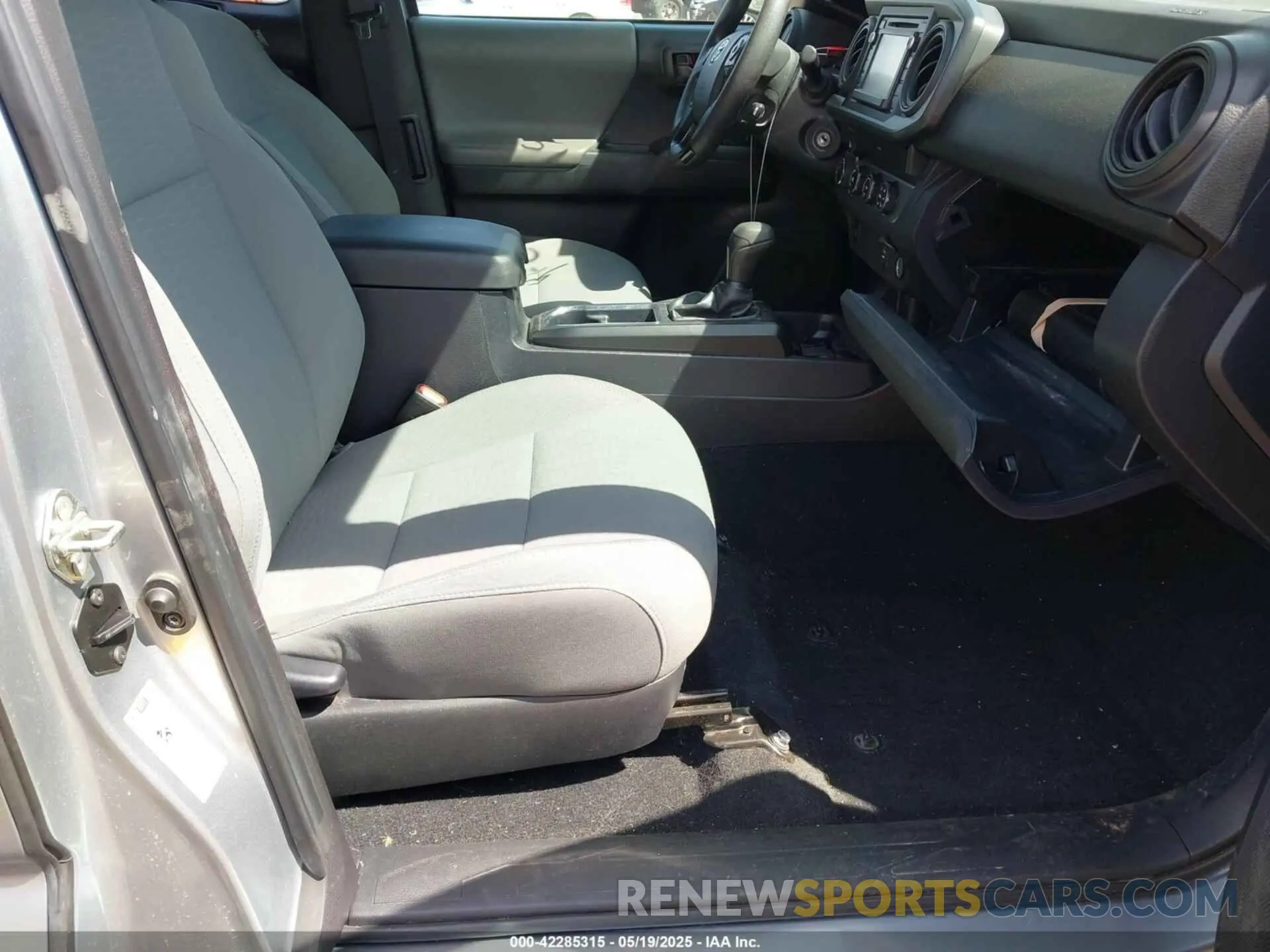 5 Photograph of a damaged car 5TFSX5EN7KX067145 TOYOTA TACOMA 2019