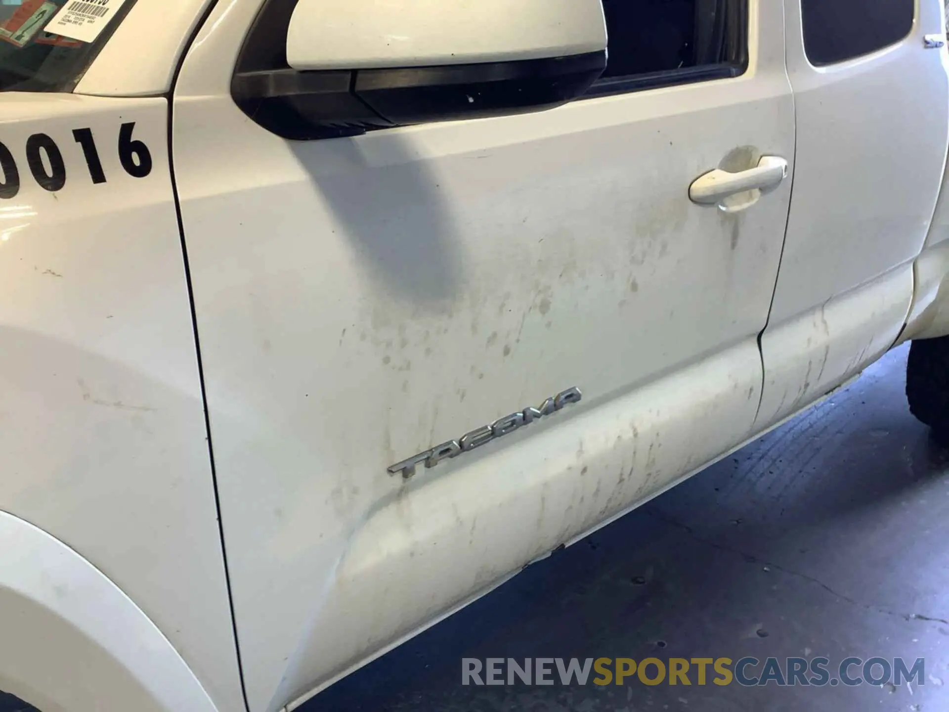 1 Photograph of a damaged car 5TFSZ5AN2KX194692 TOYOTA TACOMA 2019