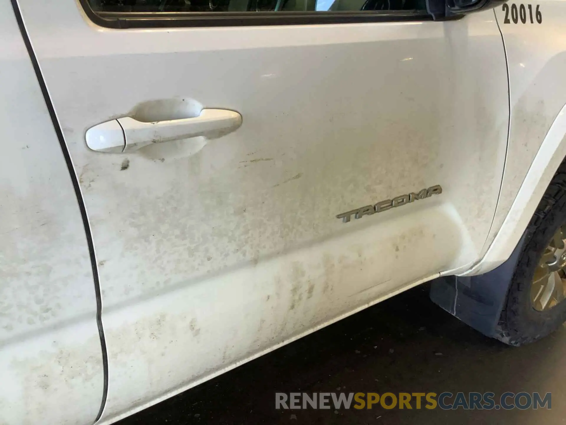 10 Photograph of a damaged car 5TFSZ5AN2KX194692 TOYOTA TACOMA 2019