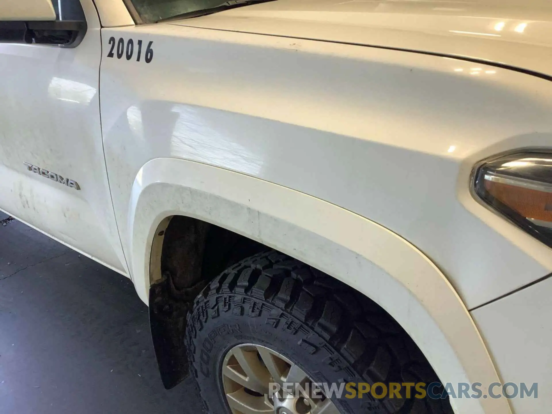 15 Photograph of a damaged car 5TFSZ5AN2KX194692 TOYOTA TACOMA 2019
