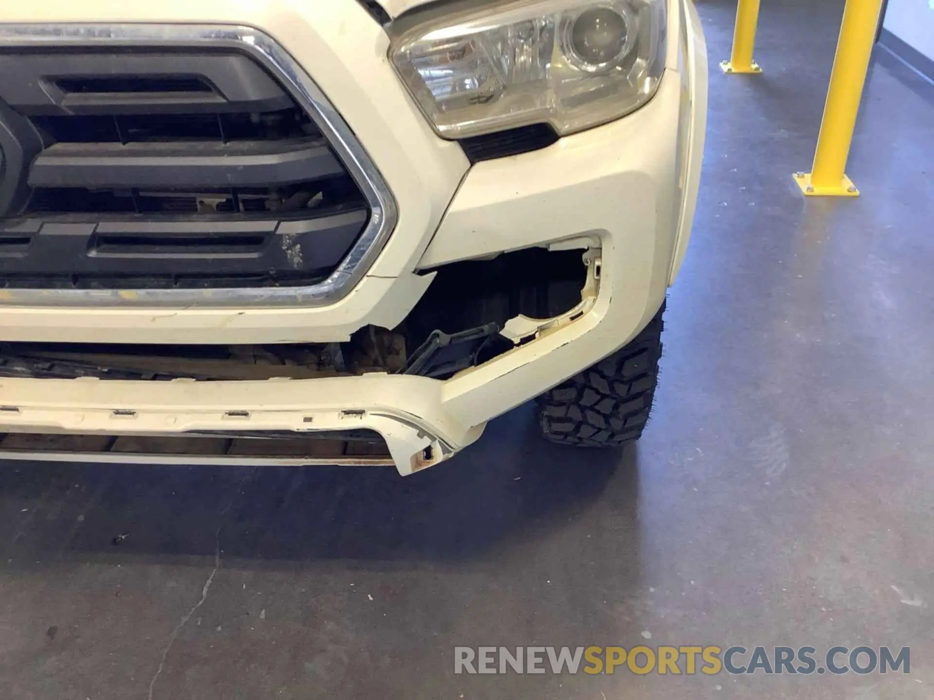 17 Photograph of a damaged car 5TFSZ5AN2KX194692 TOYOTA TACOMA 2019