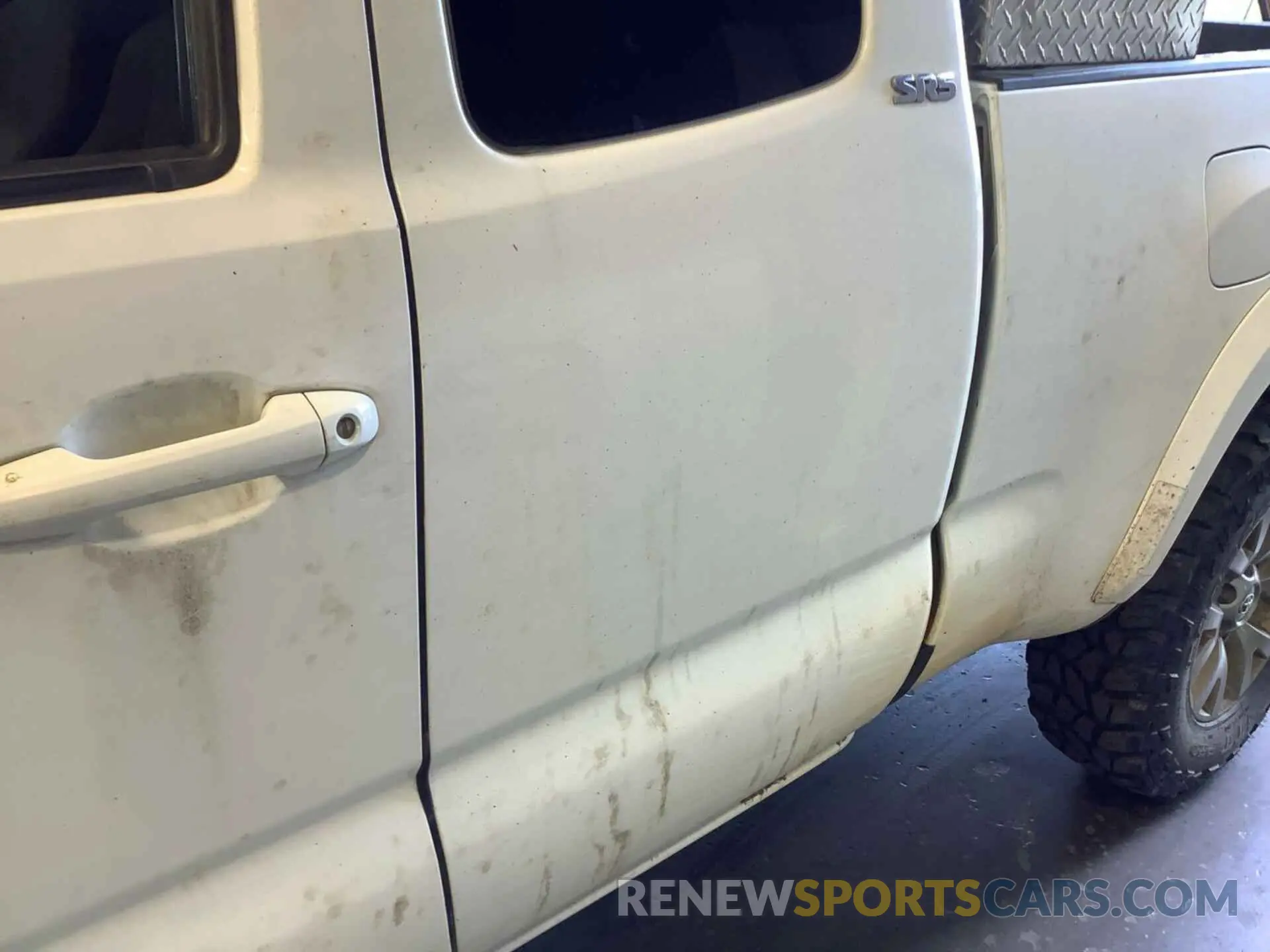 19 Photograph of a damaged car 5TFSZ5AN2KX194692 TOYOTA TACOMA 2019
