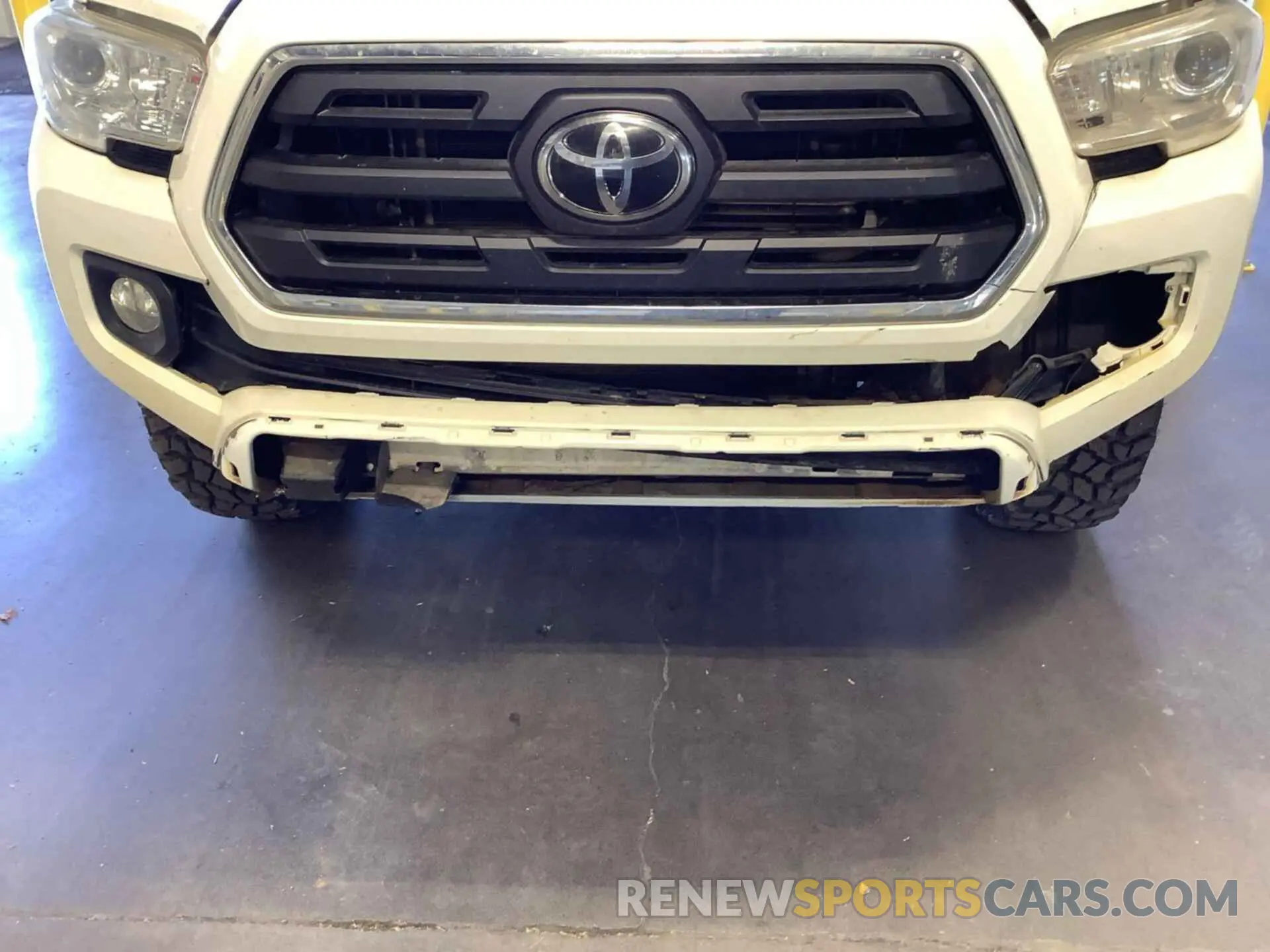 30 Photograph of a damaged car 5TFSZ5AN2KX194692 TOYOTA TACOMA 2019