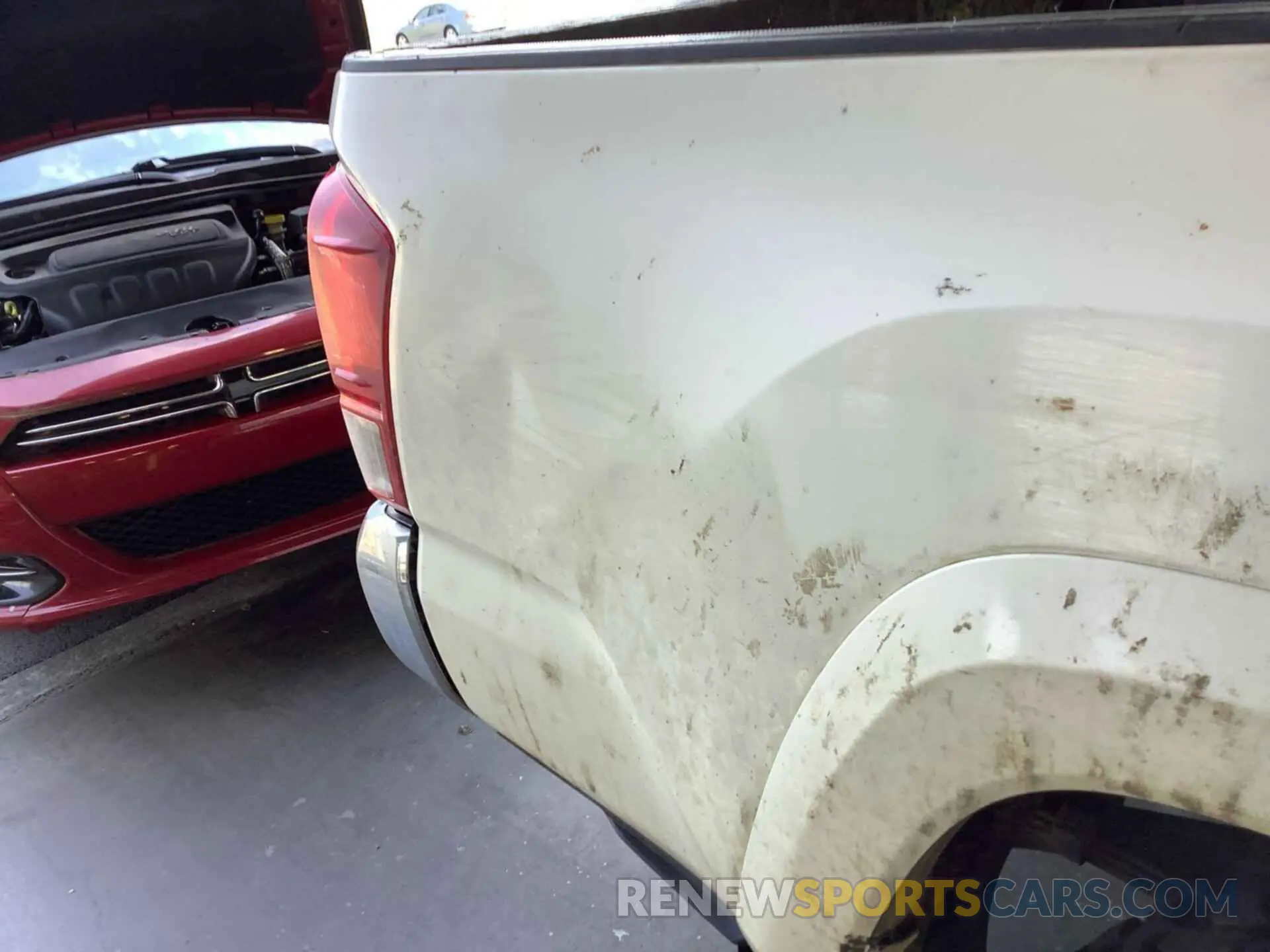 33 Photograph of a damaged car 5TFSZ5AN2KX194692 TOYOTA TACOMA 2019