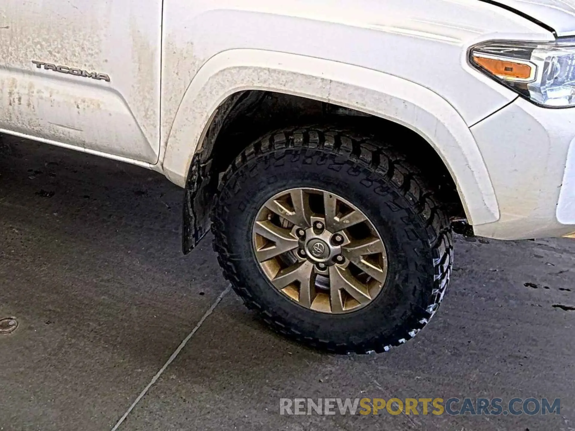 4 Photograph of a damaged car 5TFSZ5AN2KX194692 TOYOTA TACOMA 2019