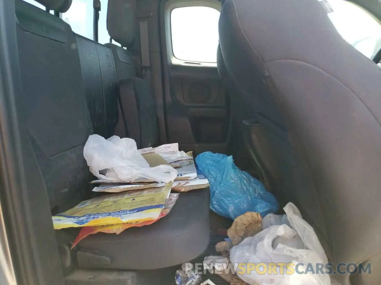 10 Photograph of a damaged car 5TFSZ5AN3KX205733 TOYOTA TACOMA 2019