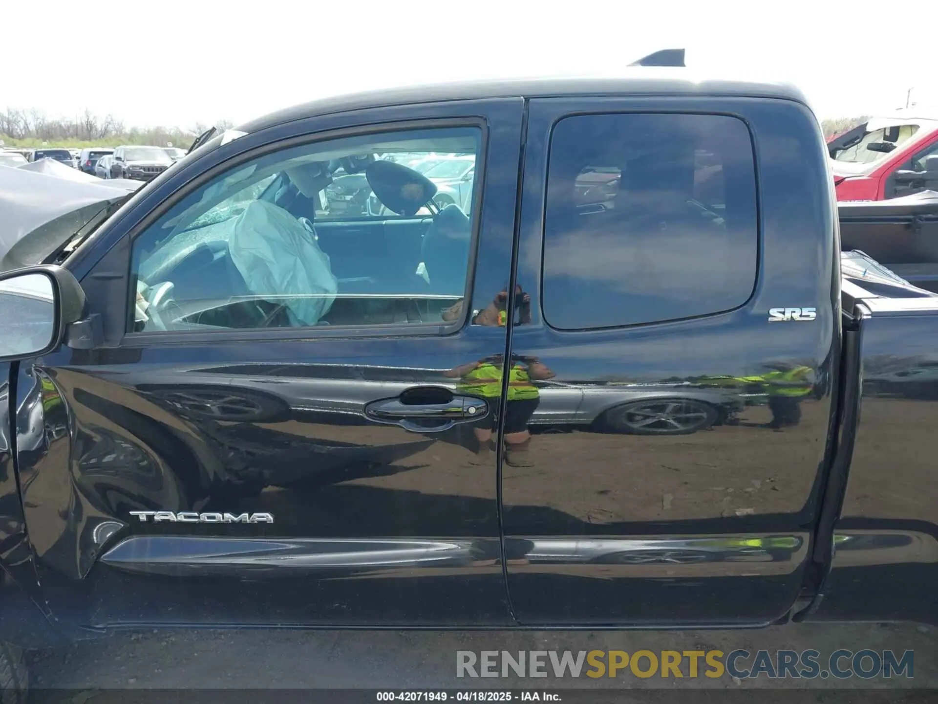14 Photograph of a damaged car 5TFSZ5AN4KX185590 TOYOTA TACOMA 2019