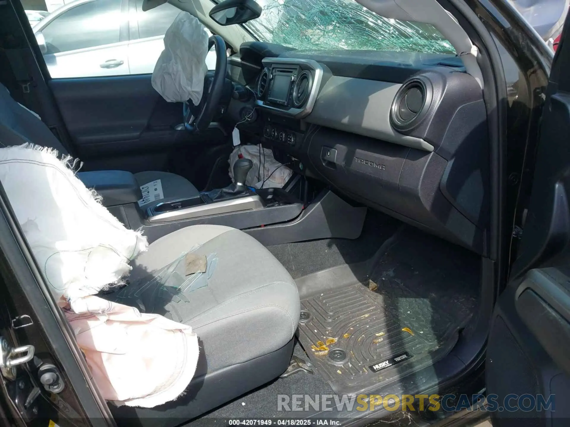 5 Photograph of a damaged car 5TFSZ5AN4KX185590 TOYOTA TACOMA 2019