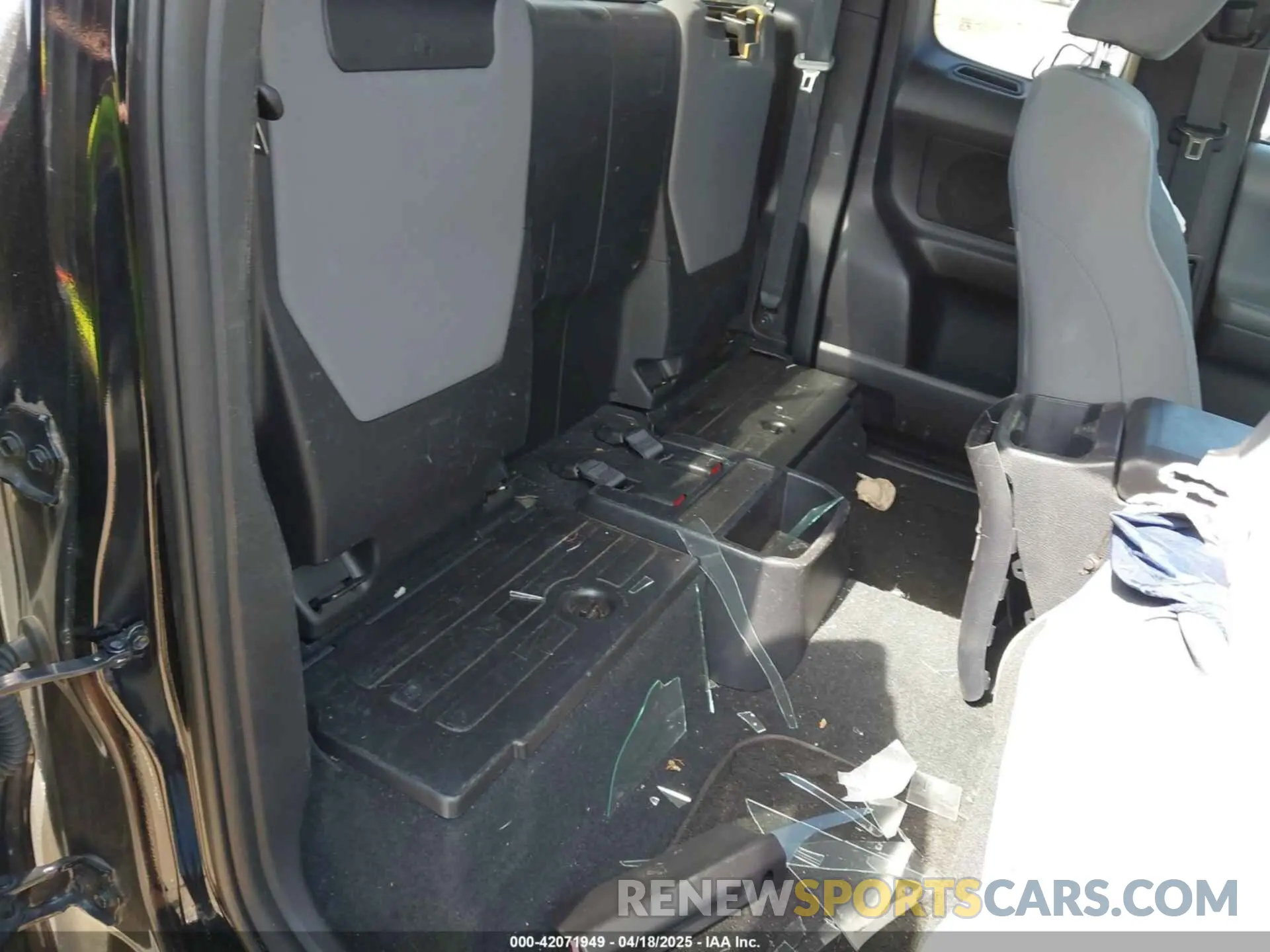 8 Photograph of a damaged car 5TFSZ5AN4KX185590 TOYOTA TACOMA 2019