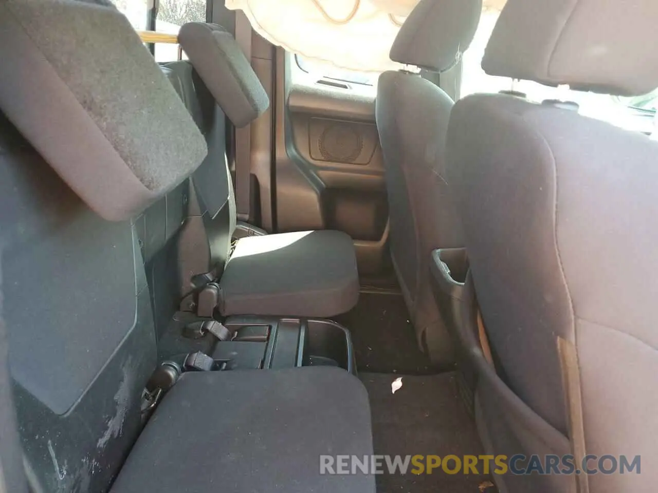 10 Photograph of a damaged car 5TFSZ5AN8KX209180 TOYOTA TACOMA 2019