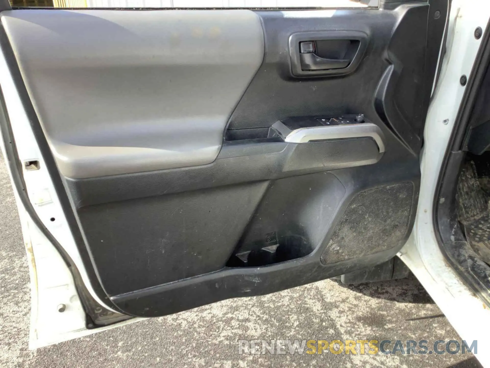 1 Photograph of a damaged car 5TFSZ5AN9KX200181 TOYOTA TACOMA 2019