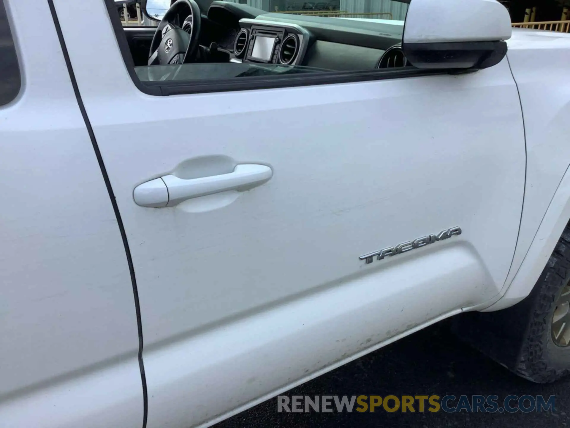 5 Photograph of a damaged car 5TFSZ5AN9KX200181 TOYOTA TACOMA 2019