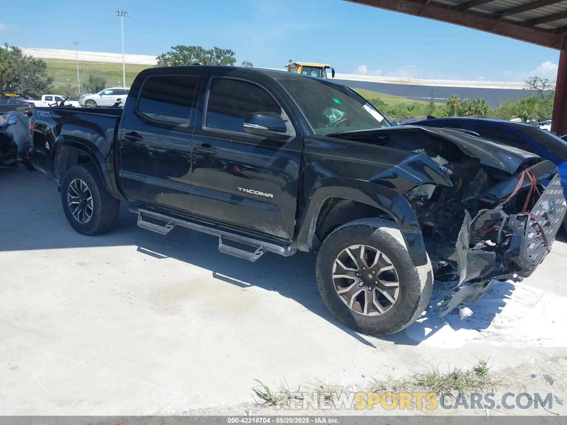 1 Photograph of a damaged car 3TMAZ5CN3LM125798 TOYOTA TACOMA 2020