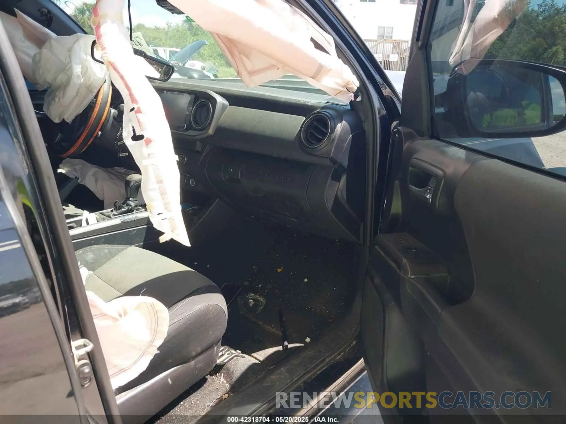 5 Photograph of a damaged car 3TMAZ5CN3LM125798 TOYOTA TACOMA 2020