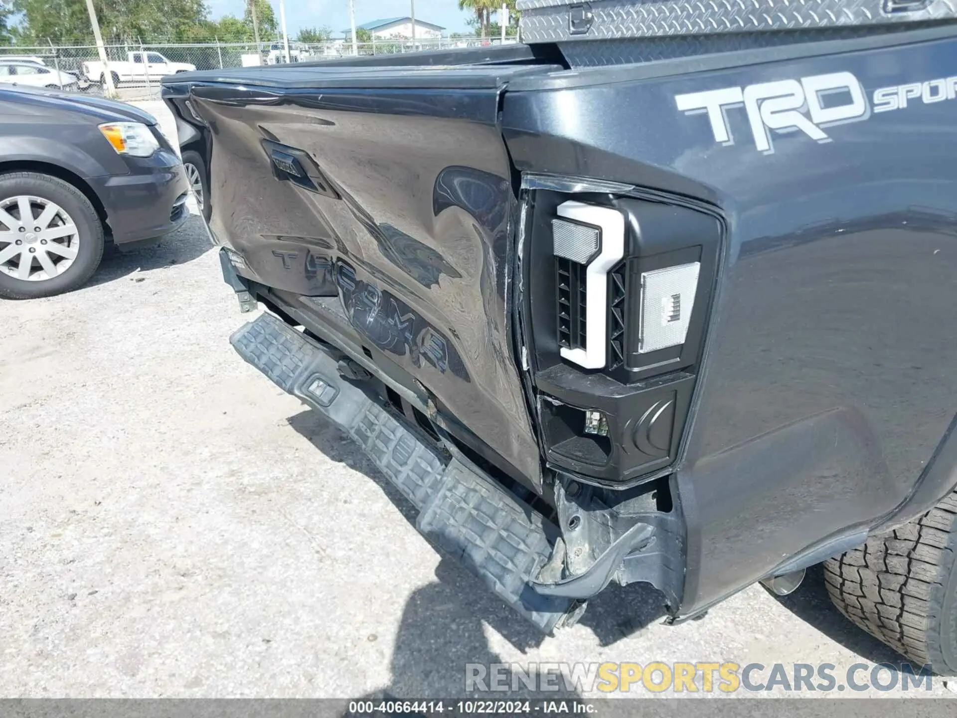 18 Photograph of a damaged car 3TMAZ5CN3LM138115 TOYOTA TACOMA 2020