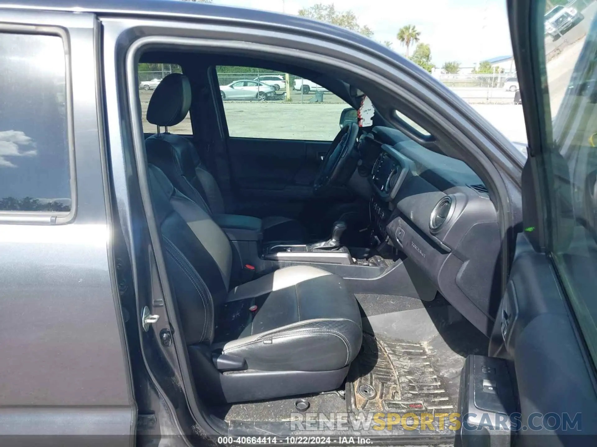 5 Photograph of a damaged car 3TMAZ5CN3LM138115 TOYOTA TACOMA 2020