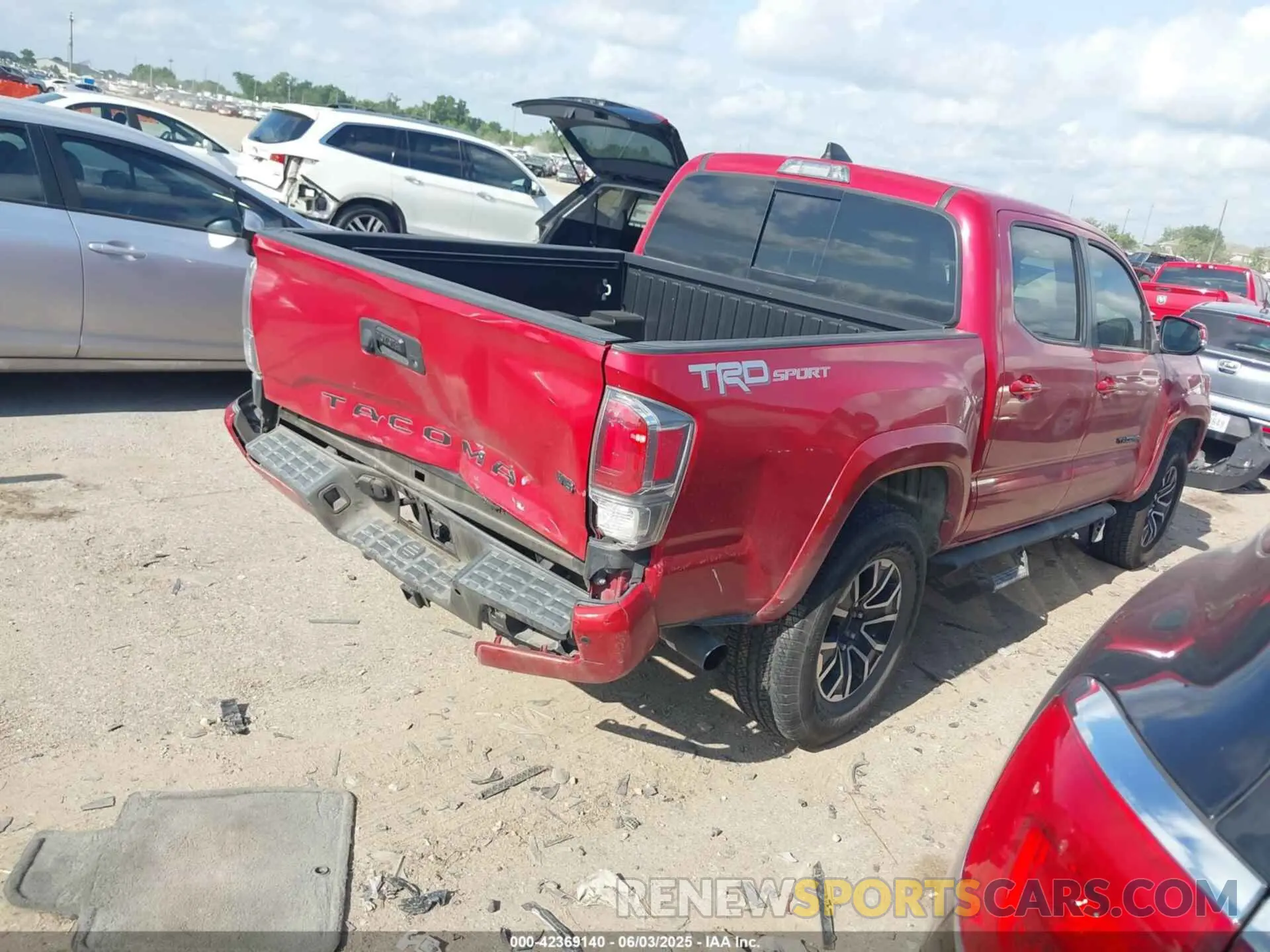 4 Photograph of a damaged car 3TMAZ5CN4LM135661 TOYOTA TACOMA 2020