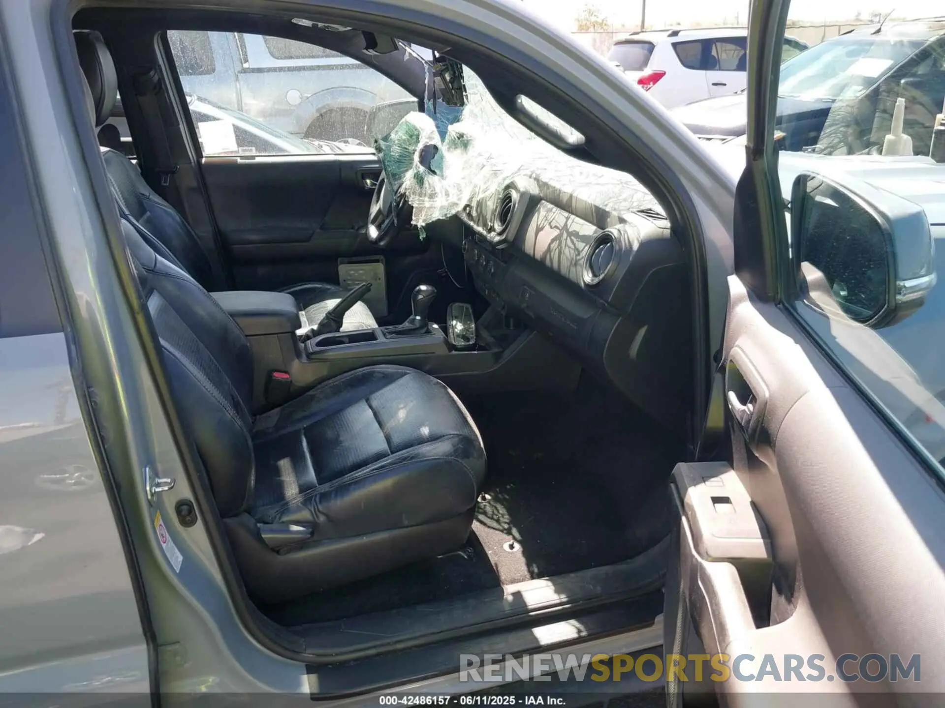 5 Photograph of a damaged car 3TMAZ5CN4LM137958 TOYOTA TACOMA 2020