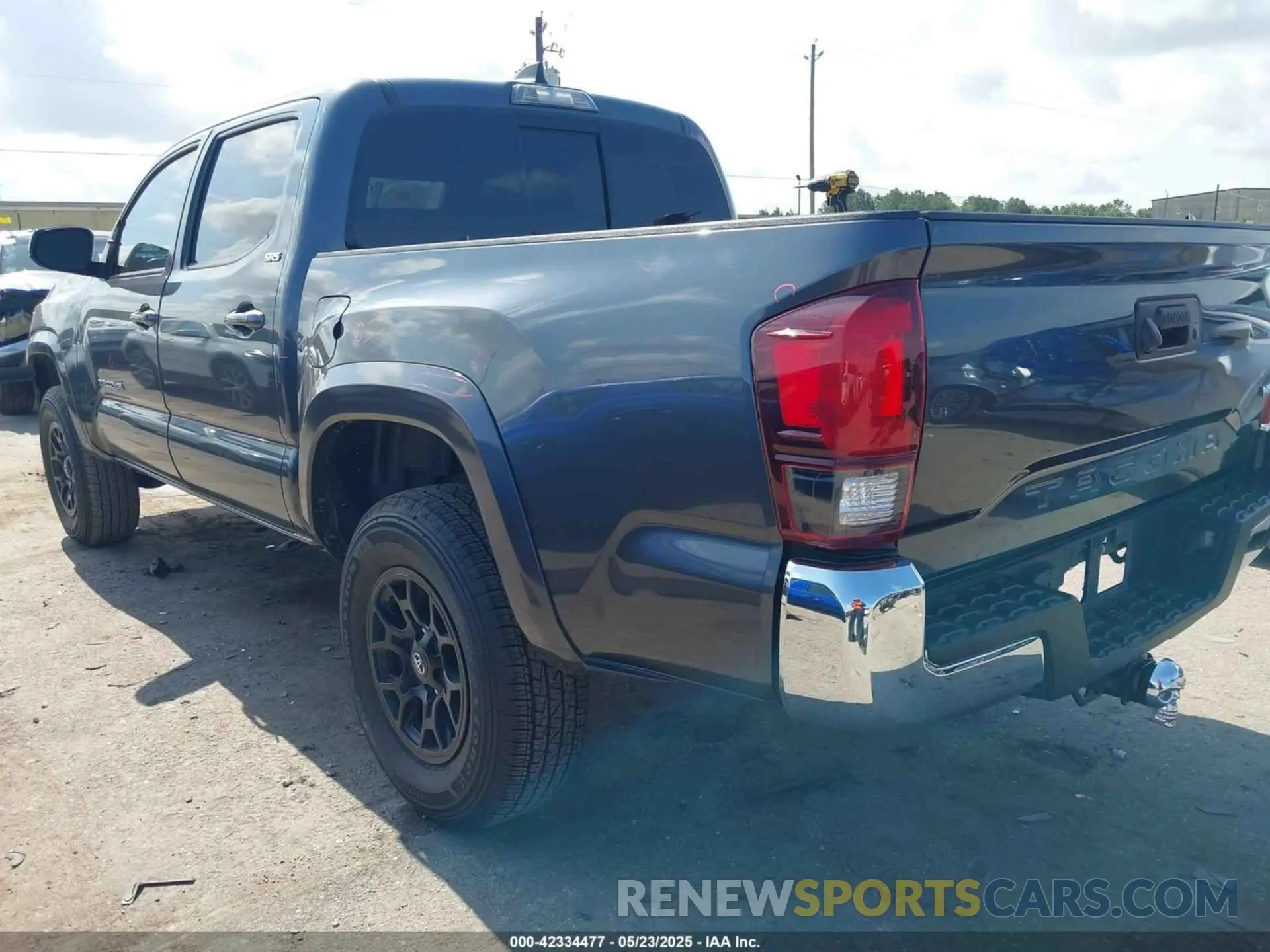 3 Photograph of a damaged car 3TMAZ5CN5LM140383 TOYOTA TACOMA 2020