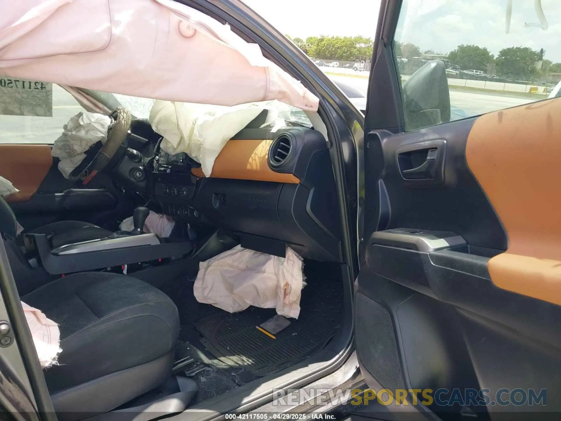 5 Photograph of a damaged car 3TMAZ5CN6LM128663 TOYOTA TACOMA 2020