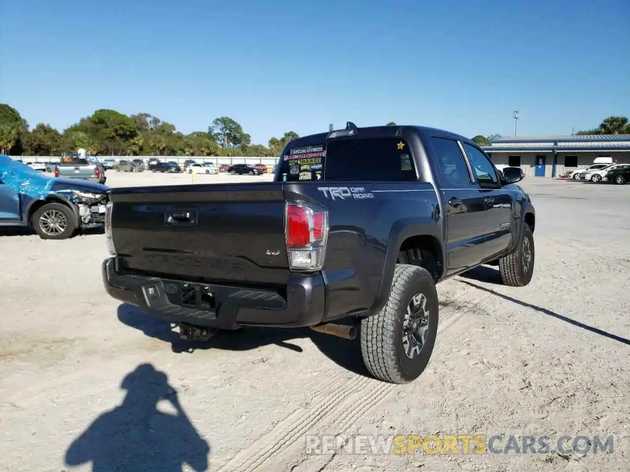 4 Photograph of a damaged car 3TMAZ5CN6LM129523 TOYOTA TACOMA 2020