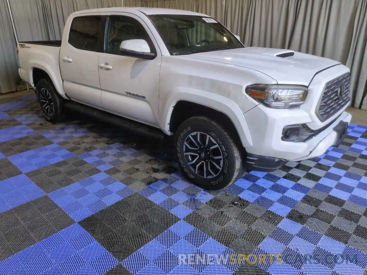 4 Photograph of a damaged car 3TMAZ5CN6LM131739 TOYOTA TACOMA 2020