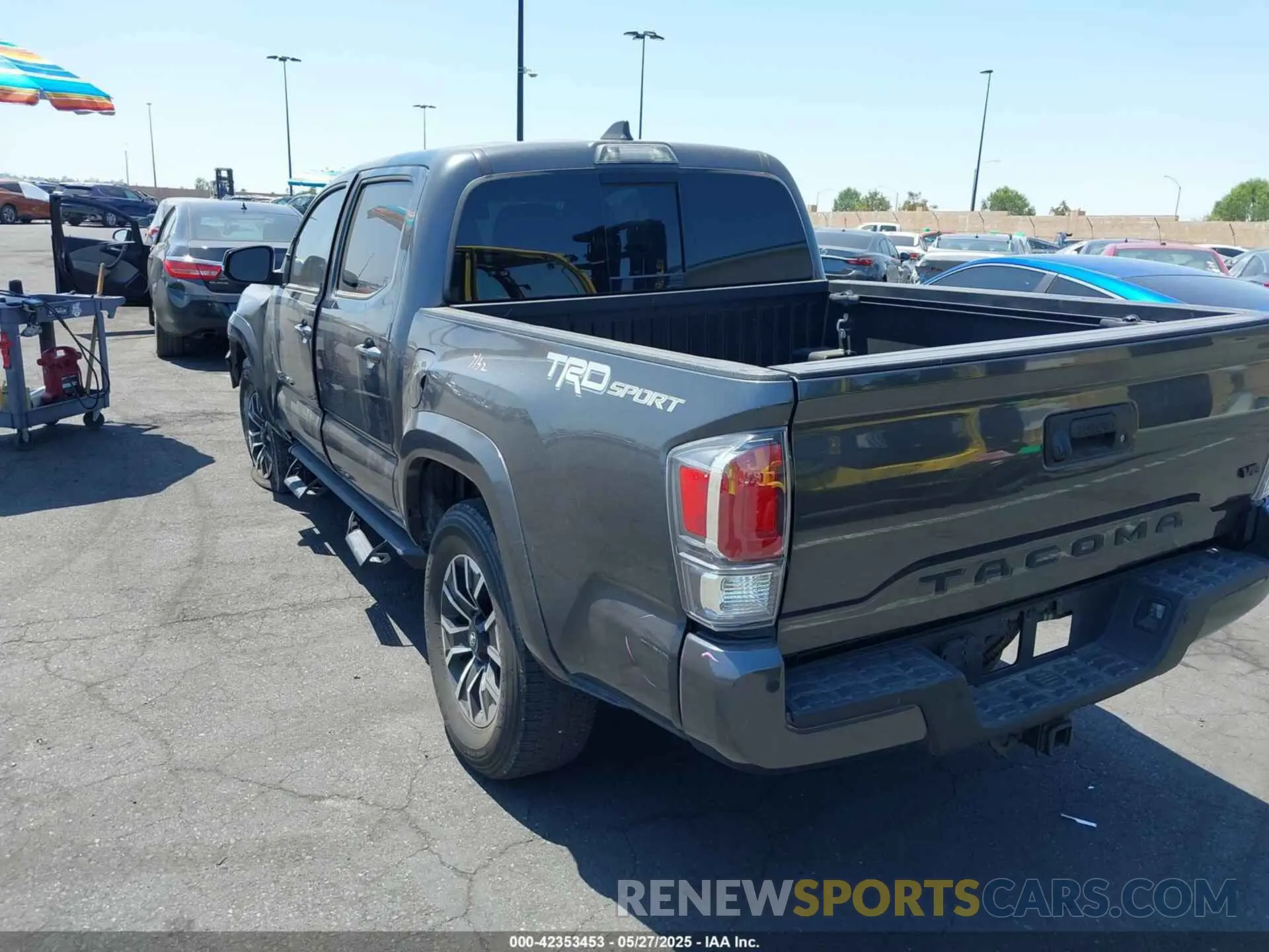 3 Photograph of a damaged car 3TMAZ5CN6LM138383 TOYOTA TACOMA 2020
