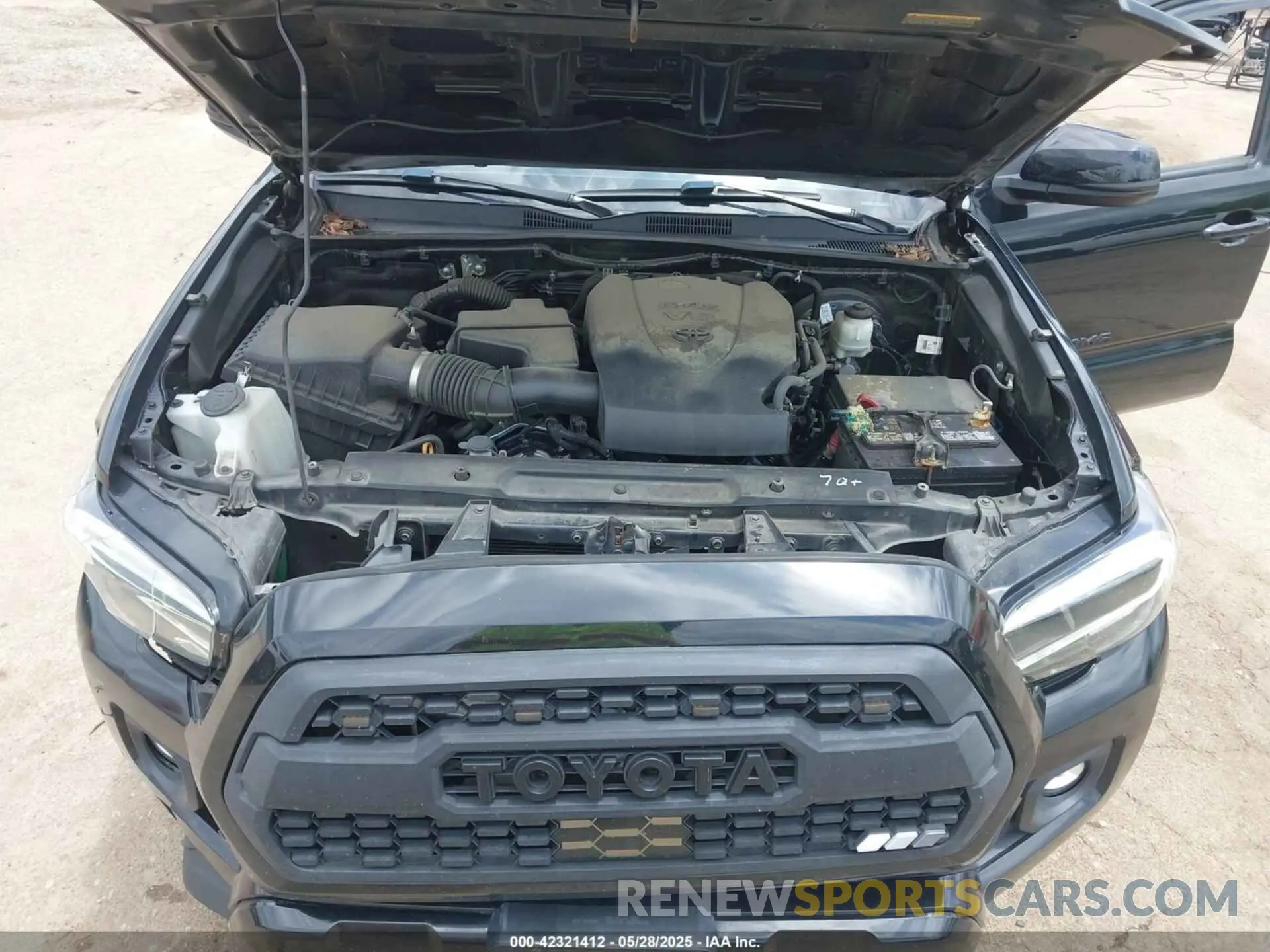 10 Photograph of a damaged car 3TMAZ5CN8LM138501 TOYOTA TACOMA 2020