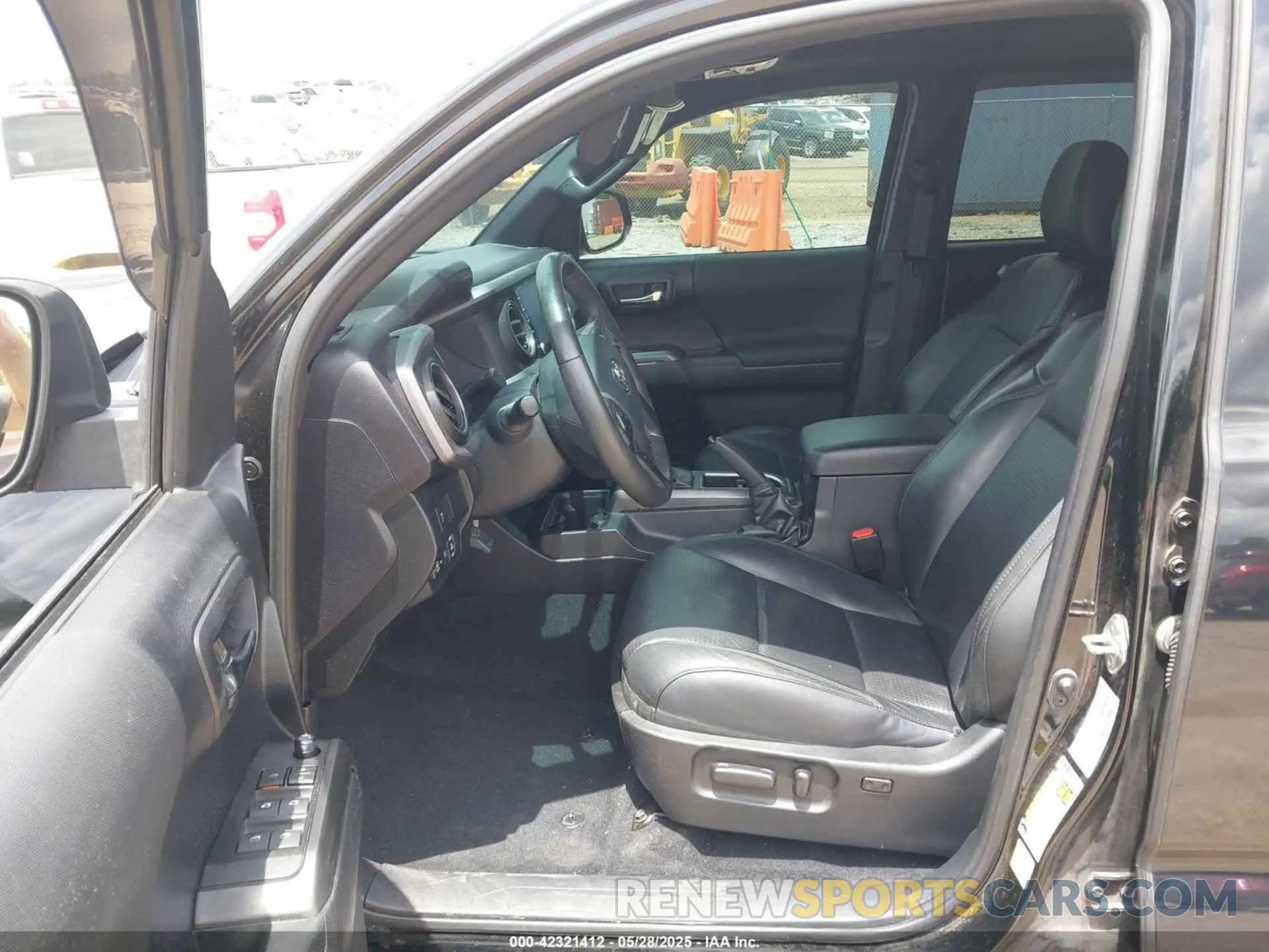 5 Photograph of a damaged car 3TMAZ5CN8LM138501 TOYOTA TACOMA 2020