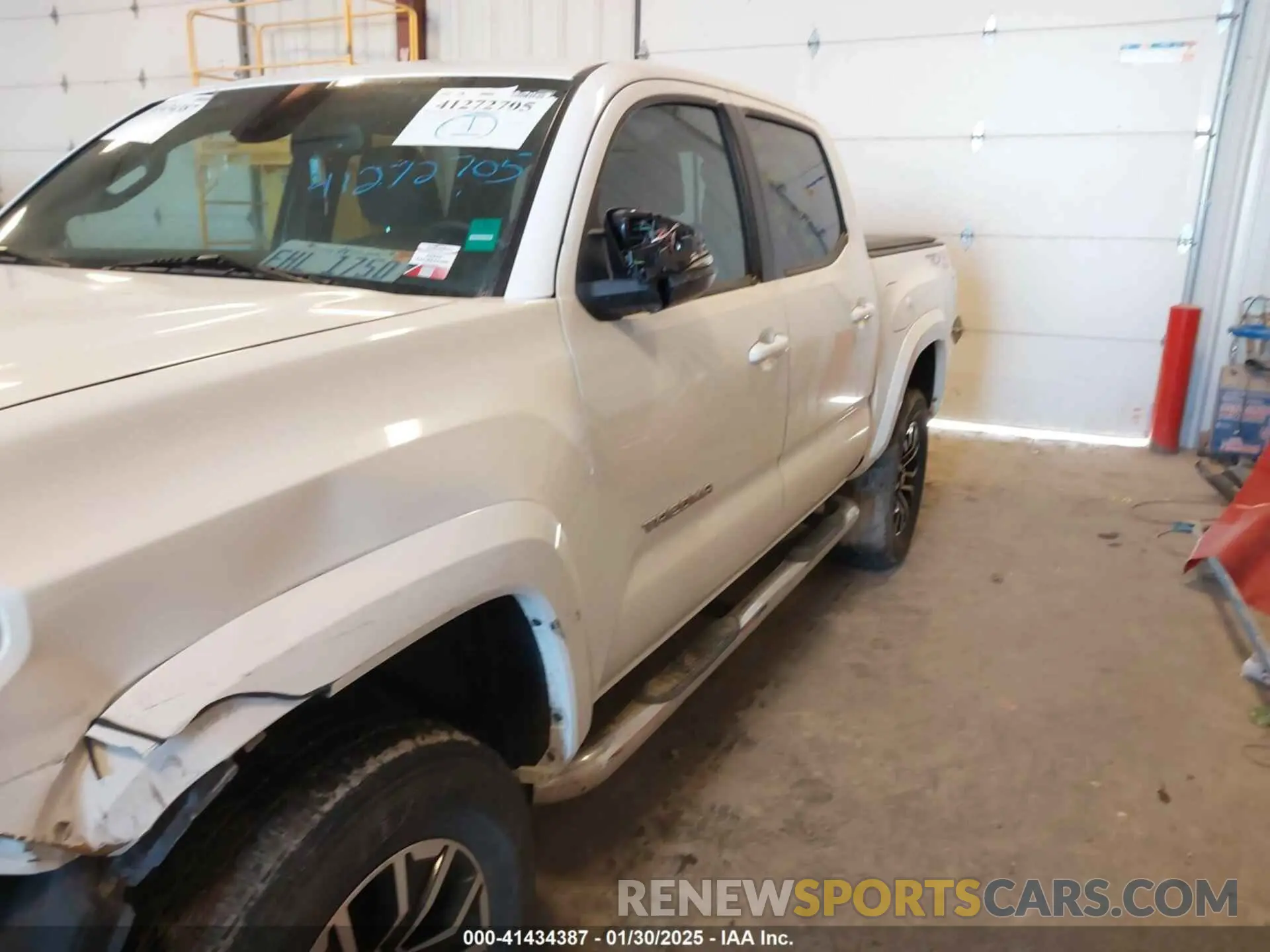 18 Photograph of a damaged car 3TMCZ5AN5LM362756 TOYOTA TACOMA 2020