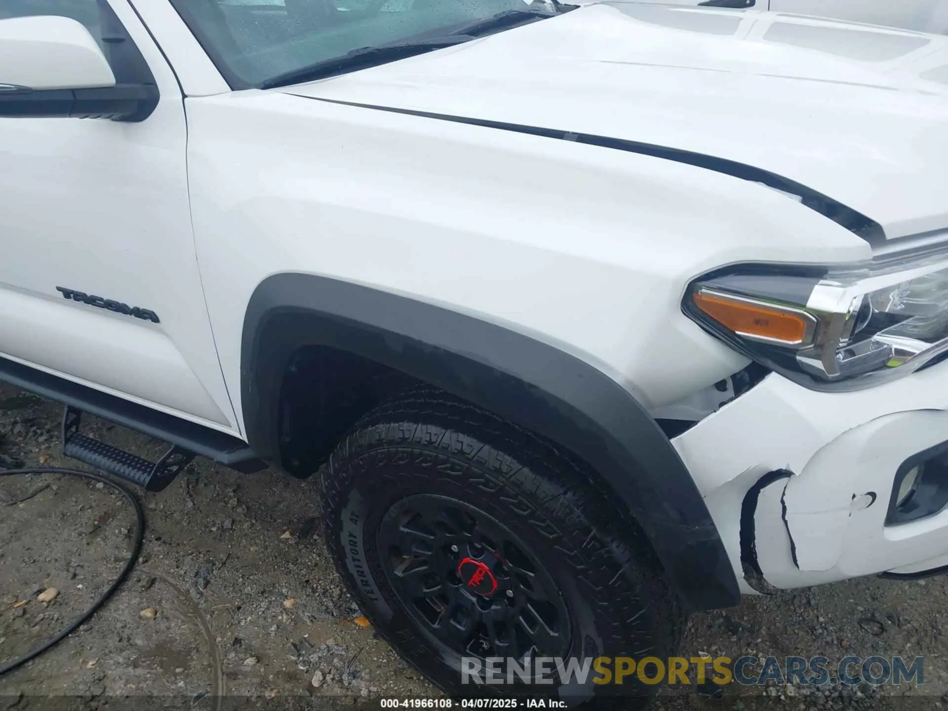 18 Photograph of a damaged car 3TMCZ5AN6LM308723 TOYOTA TACOMA 2020