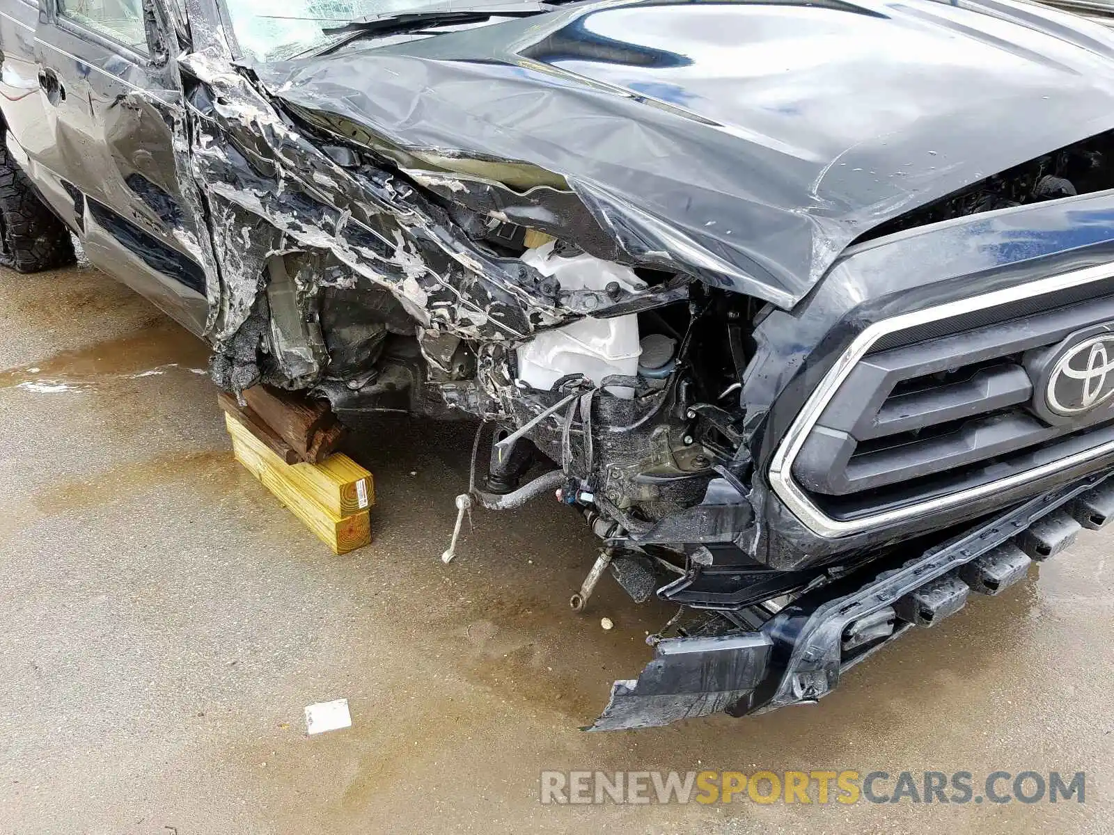 10 Photograph of a damaged car 3TMCZ5AN9LM323202 TOYOTA TACOMA 2020