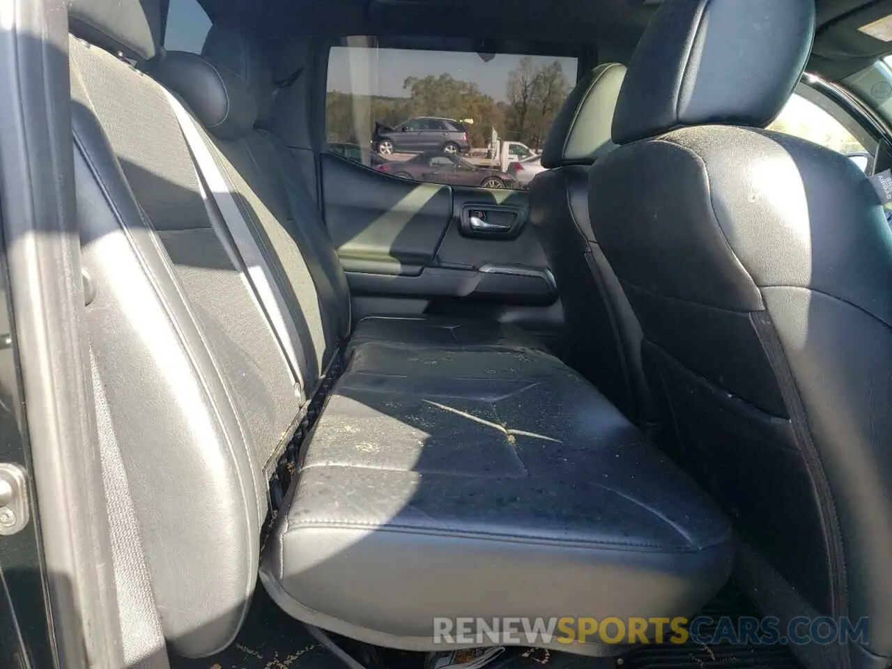 10 Photograph of a damaged car 3TMGZ5AN1LM364831 TOYOTA TACOMA 2020