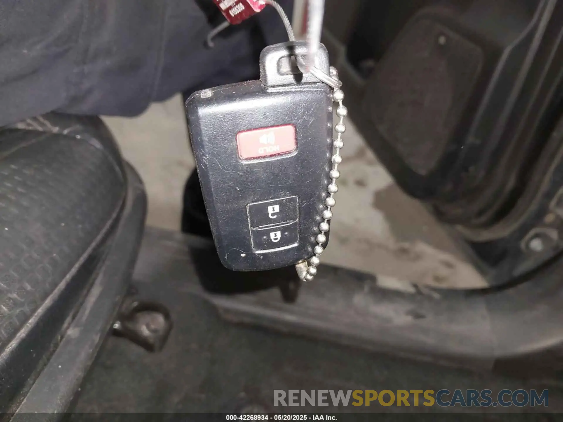 11 Photograph of a damaged car 3TMGZ5AN8LM289593 TOYOTA TACOMA 2020