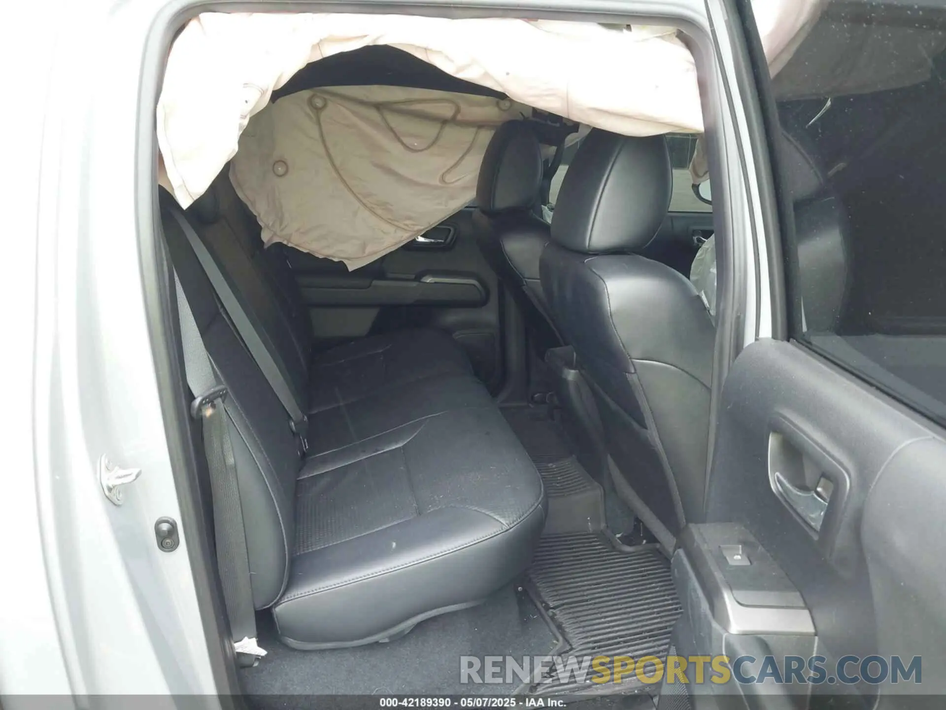 8 Photograph of a damaged car 3TYCZ5AN1LT005059 TOYOTA TACOMA 2020