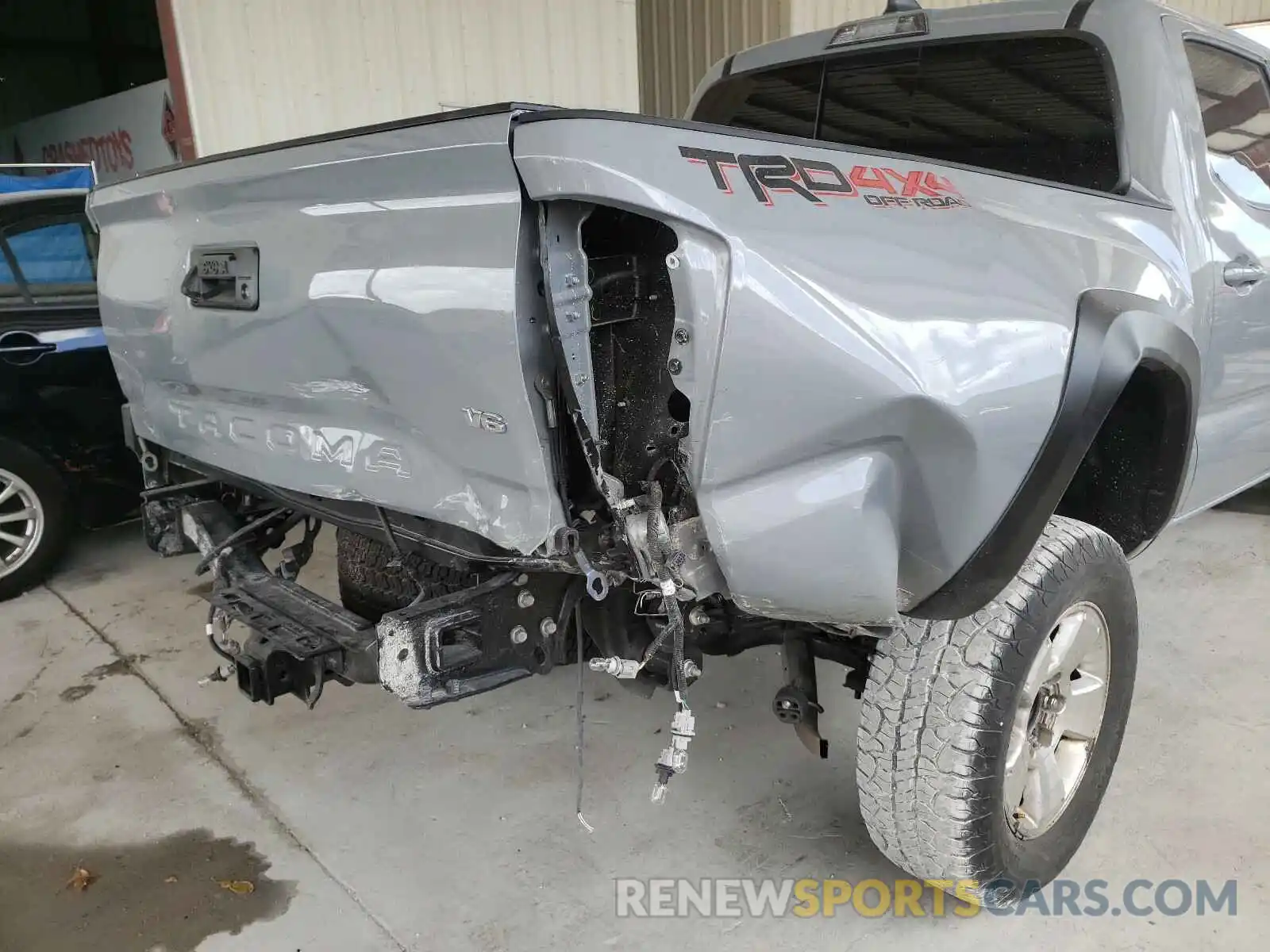 9 Photograph of a damaged car 3TYCZ5AN6LT003811 TOYOTA TACOMA 2020