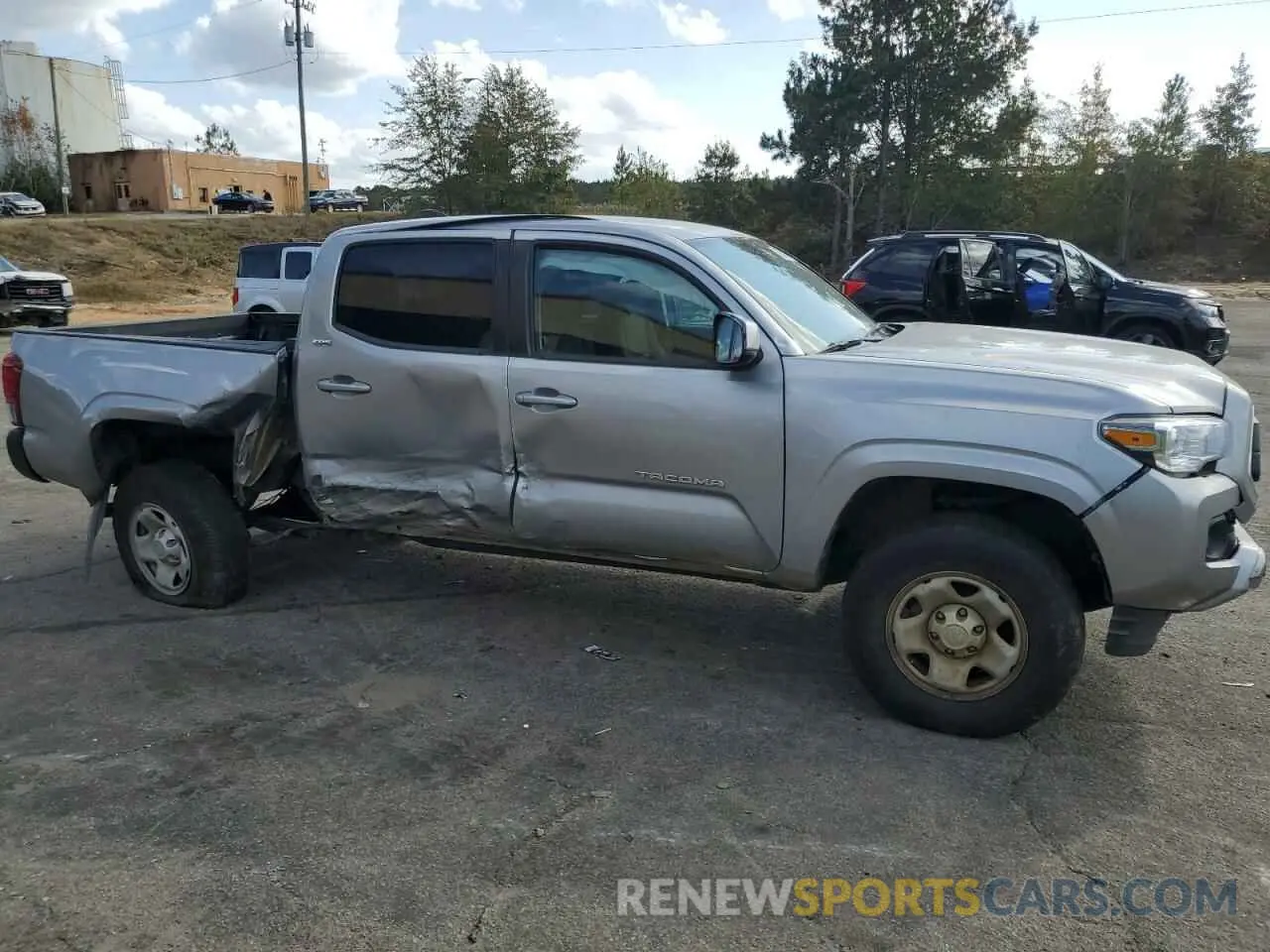 4 Photograph of a damaged car 5TFAX5GNXLX172255 TOYOTA TACOMA 2020