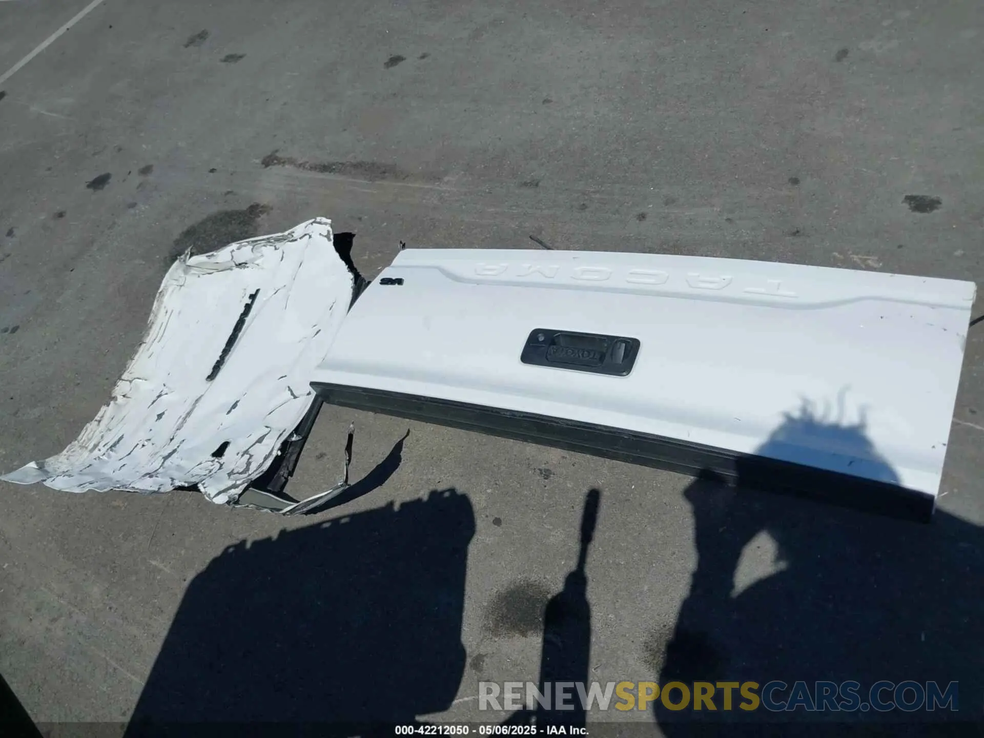 12 Photograph of a damaged car 5TFAZ5CN3LX093798 TOYOTA TACOMA 2020