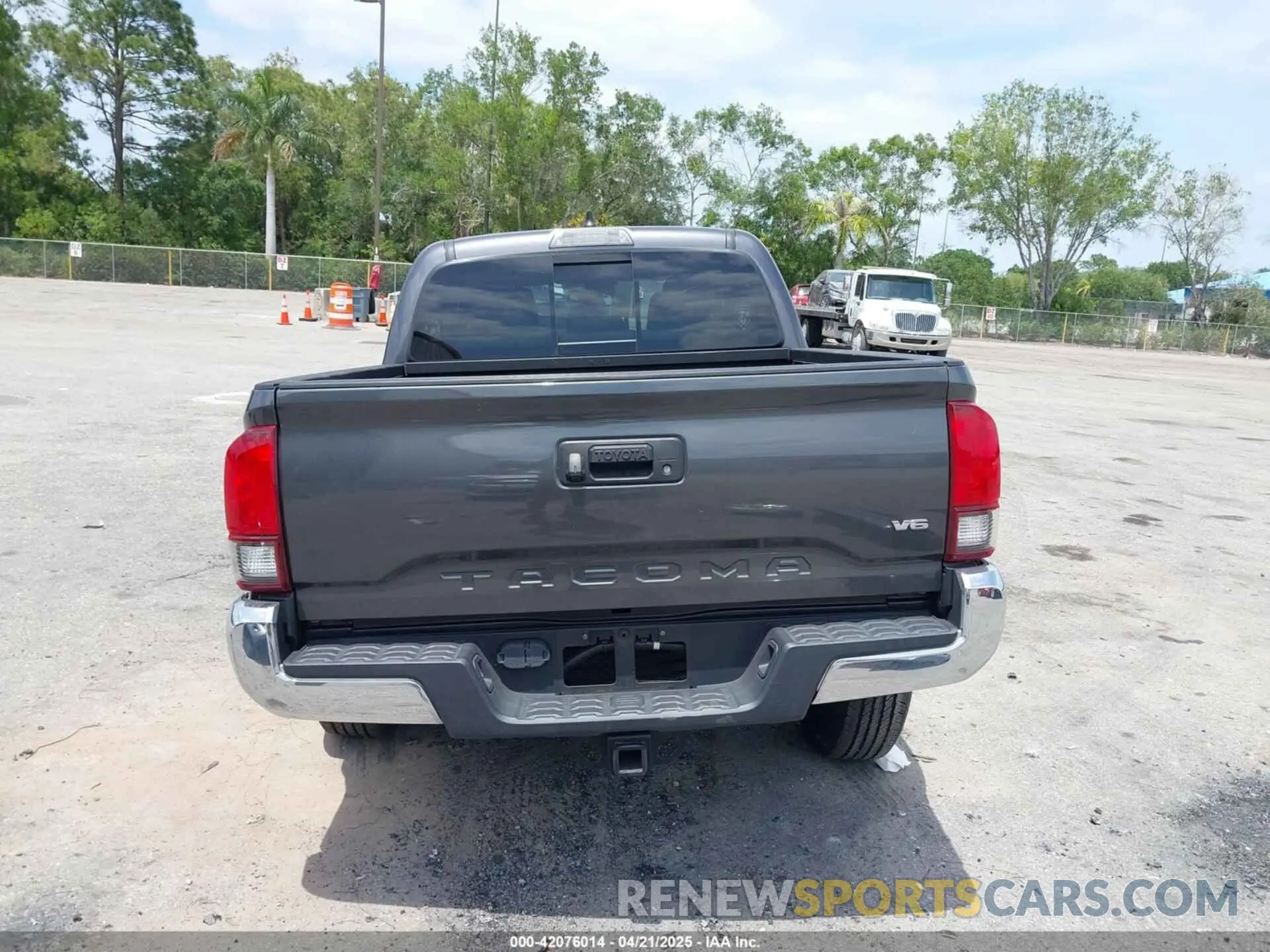 17 Photograph of a damaged car 5TFAZ5CN4LX091283 TOYOTA TACOMA 2020