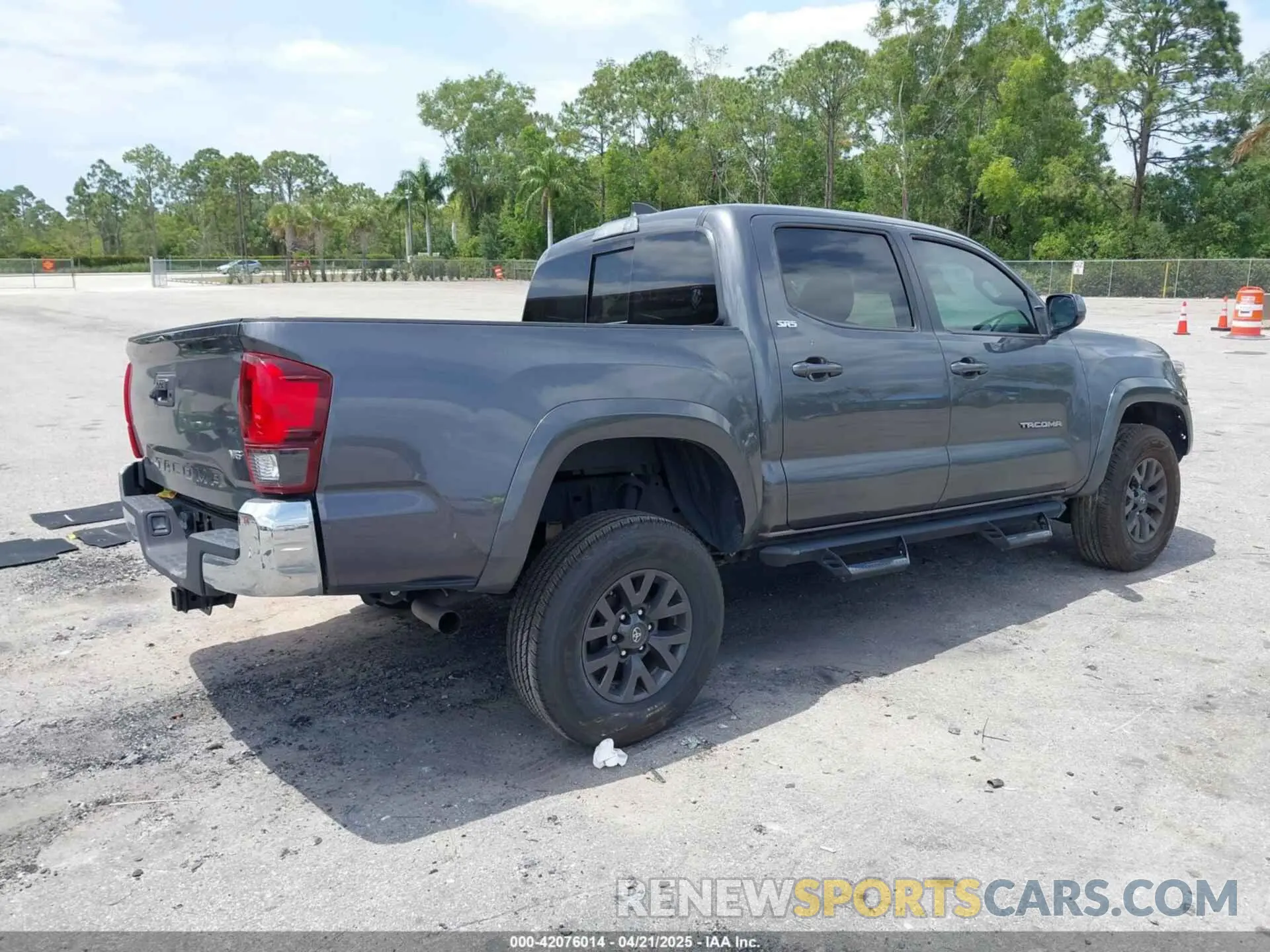 4 Photograph of a damaged car 5TFAZ5CN4LX091283 TOYOTA TACOMA 2020